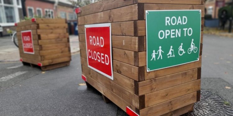 El uso de jardineras, bolardos, o una combinación de ambos, se utiliza en Londres desde hace décadas para limitar la circulación y cerrar el paso a conductores a los que gusta la velocidad en zonas residenciales