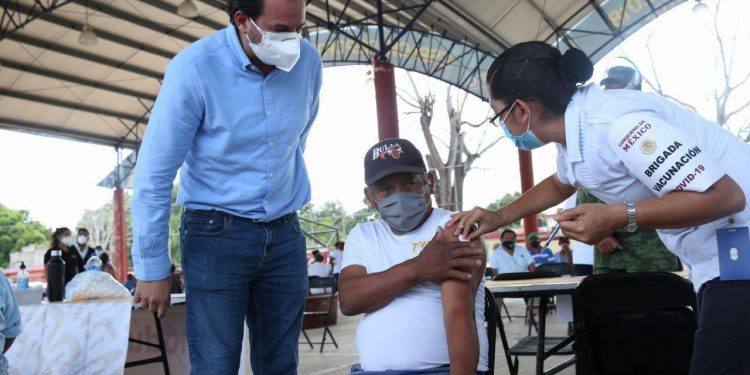 En orden y cumpliendo con los protocolos sanitarios, se llevó a cabo la jornada de vacunación contra coronavirus a los adultos mayores pertenecientes a los municipios de Tekax y Peto”, según aseguraron autoridades estatales