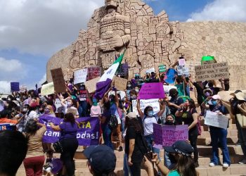 Más de 300 mujeres en su mayoría jóvenes, marcharon para conmemorar el Día Internacional de la Mujer al grito de “Mérida no es blanca, es feminicida” y “no fue suicidio, fue feminicido”