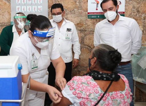 En Izamal, el gobernador Mauricio Vila Dosal supervisa el proceso de vacunación contra coronavirus de adultos mayores de las vacunas enviadas por el gobierno federal