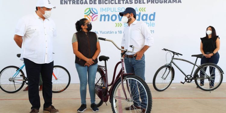 El gobernador Mauricio Vila y el alcalde Renán Barrera entregaron las primeras 5 bicicletas del “programa Impulso a la Movilidad Sostenible” a 4 trabajadores y un estudiante de Mérida