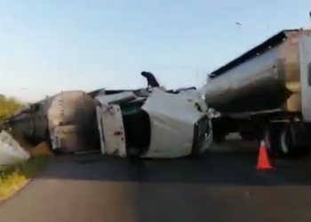 El conductor de un tráiler cargado con más de 15 toneladas de alimento para cerdo terminó volteado en el periférico de Mérida luego de que se durmió unos segundos al volante