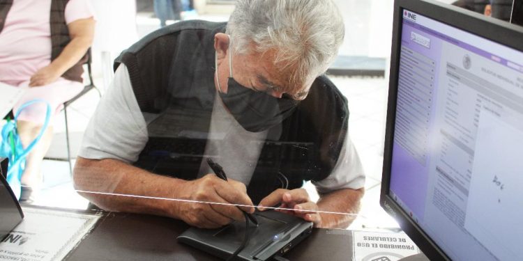 Todas aquellas personas que realizaron un trámite en los módulos del INE y aún no han regresado para obtener su credencial para votar, tienen hasta el próximo 10 de abril para acudir por ella