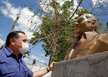 Supervisa el alcalde Renán Barrera las obras municipales en homenaje al fallecido compositor  Armando Manzanero: incluyen la construcción de una plazoleta y colocación del busto
