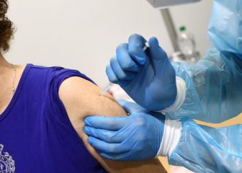 En Alemania, quienes hayan recibido la primera dosis de una vacuna de AstraZeneca tendrán que cambiar a otra vacuna para la segunda dosis  como BioNTech o Moderna