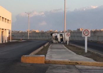 Sin derrame de combustible en el Puerto de Altura de Progreso luego de que una pipa que transportaba combustible volcó en la mañana de este lunes en la terminal remota, afirman autoridades