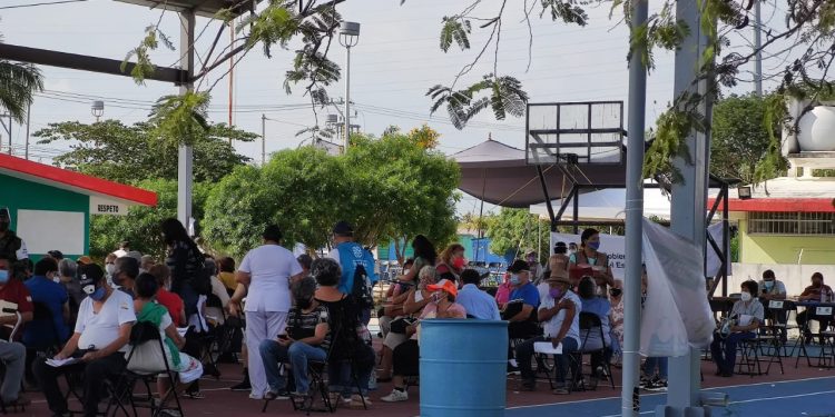 Para evitar aglomeraciones hacen llamado a todos los adultos de 60 años y más a respetar los horarios que se les han asignado para acudir a recibir la dosis contra el coronavirus, dice secretario de Salud estatal