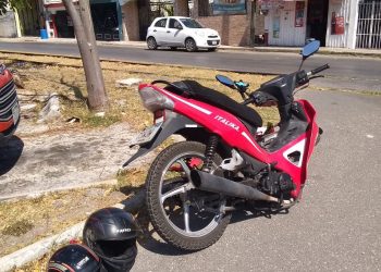 Un par de motociclistas que transitaban sobre la calle 39 con preferencia al llegar al cruce con 36 de la colonia Jesús Carranza chocaron con un carro marca Nissan Sentra que se pasó el alto