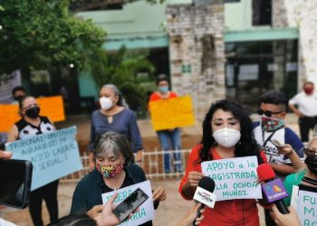 Por tercer día consecutivo, personal operativo del Tribunal Unitario en Mérida continuaron con su manifestación de “brazos caídos” / Activistas los respaldan pero también a la magistrada Lilia Isabel Ochoa Muñoz
