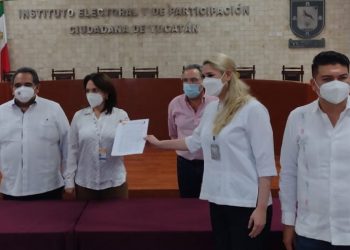 Priistas envueltos en envoltorios de celofán, de distintos colores, enfrentarán al panista Renán Barrera Concha en la contienda electoral por la ciudad de Mérida / Rechazan a Ovidio y Verónica: no son morenistas