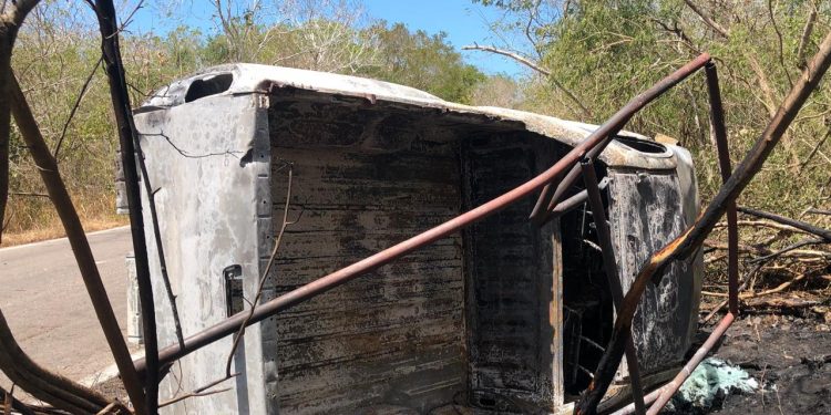 Una familia que regresaba del puerto de San Crisanto abordo de una camioneta se salvó con mucha suerte tras volcadura e incendio del vehículo en el que viajaban