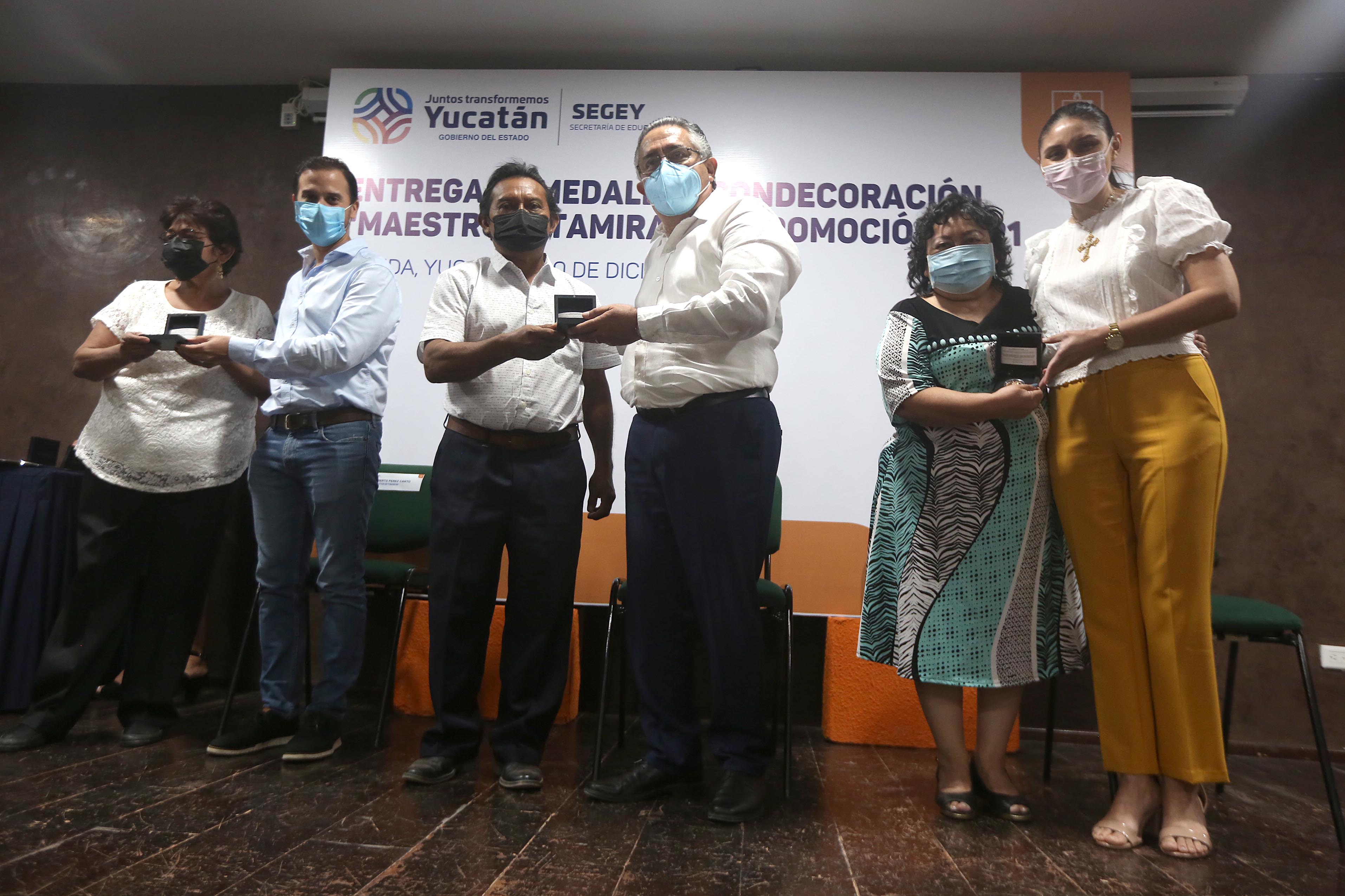 Un total de 45 profesoras y profesores recibieron, la distinción “Maestro Altamirano”: les entregaron una medalla de oro, un estímulo económico de 92 mil 178 pesos y un diploma de reconocimiento