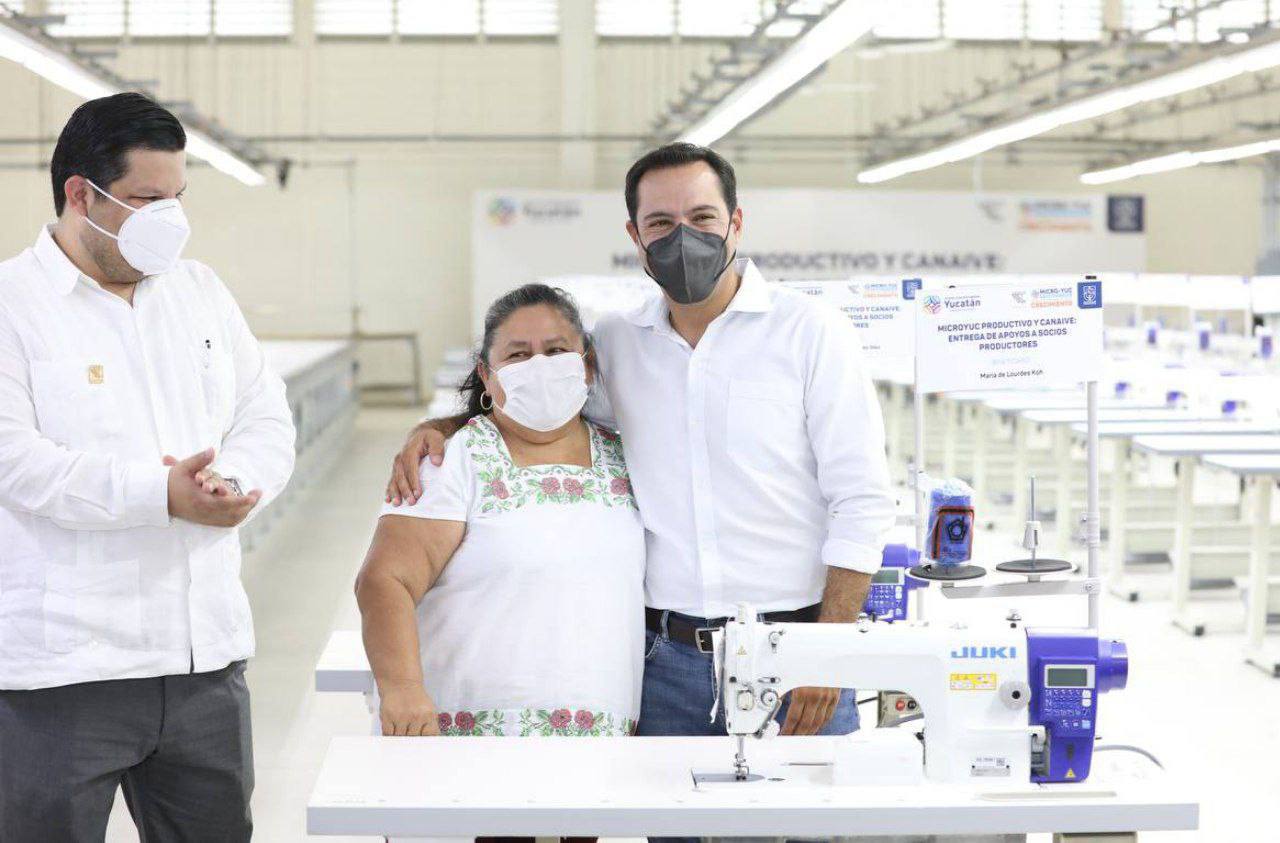 El gobernador Mauricio Vila Dosal entregó máquinas de coser industriales a  80 productores que pertenecen a la Cámara Nacional de la Industria del  Vestido, Delegación Yucatán – Infolliteras
