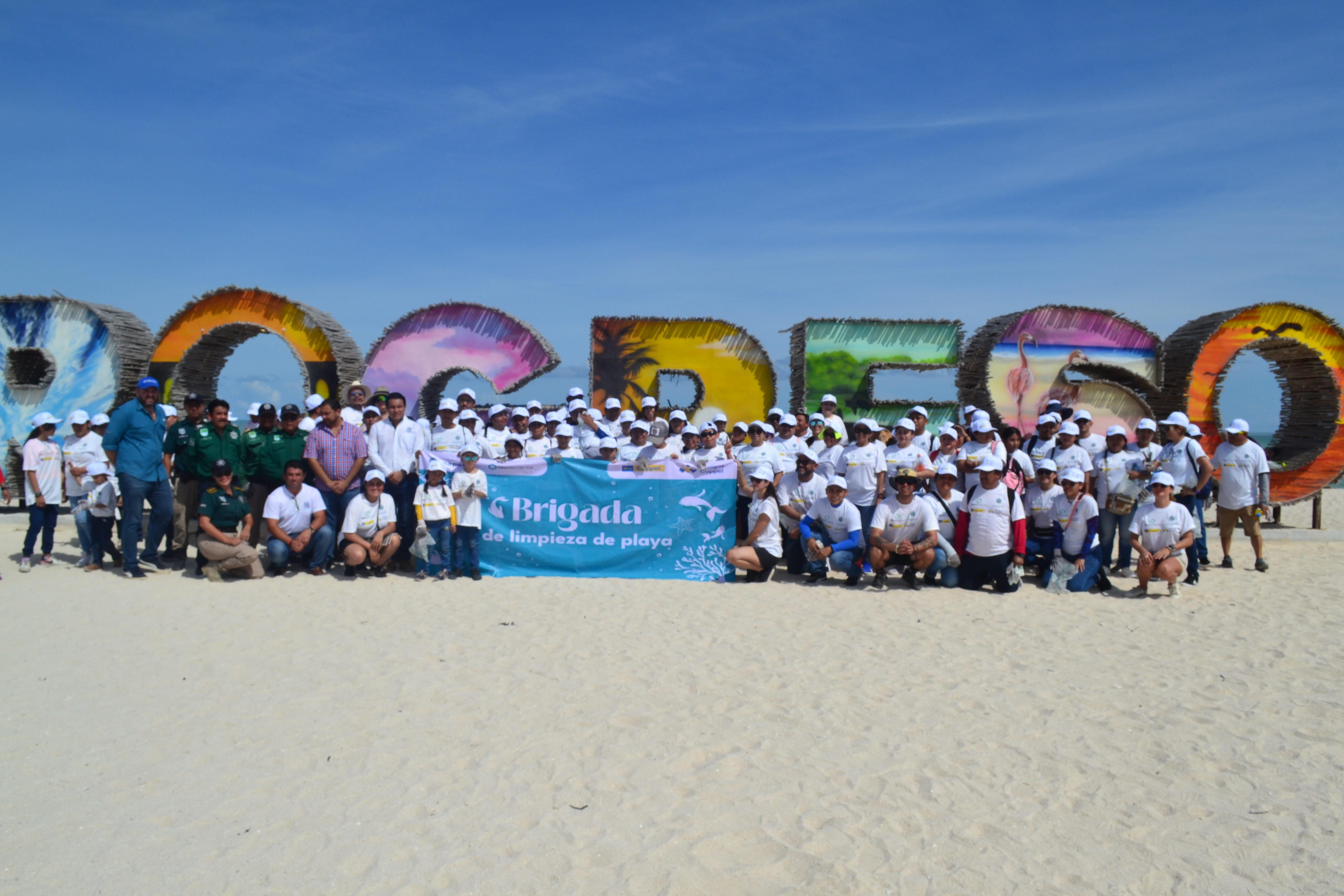 Grupo Coppel y Fundación Mapeko unieron esfuerzos para realizar una brigada de limpieza en Playa Progreso en Yucatán a la que acudieron 140 personas