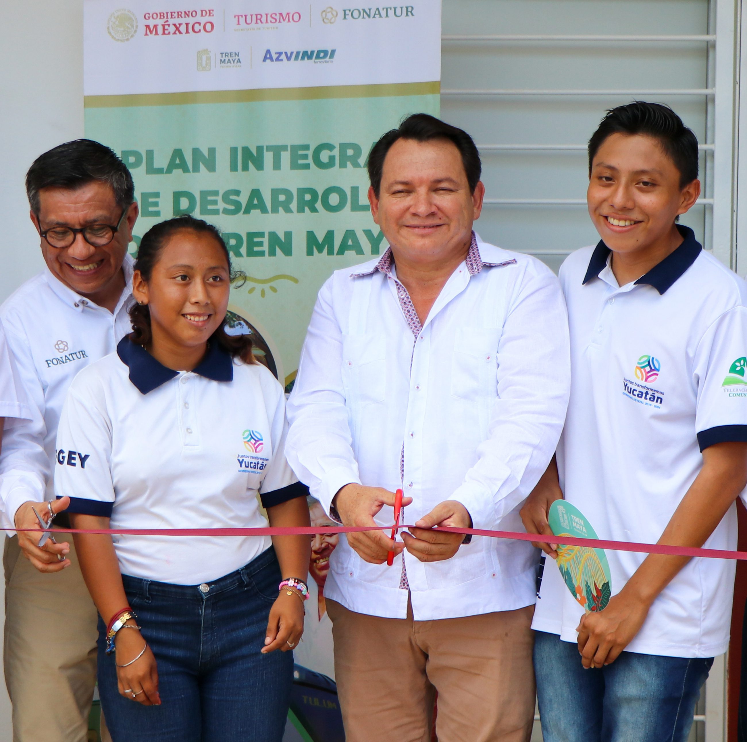 Joaquín Díaz Mena, inauguró en el municipio de Kopomá las nuevas instalaciones que albergarán a la escuela telebachillerato / Esta obra realizada por el Fonatur, encabezado por su director Javier May Rodríguez