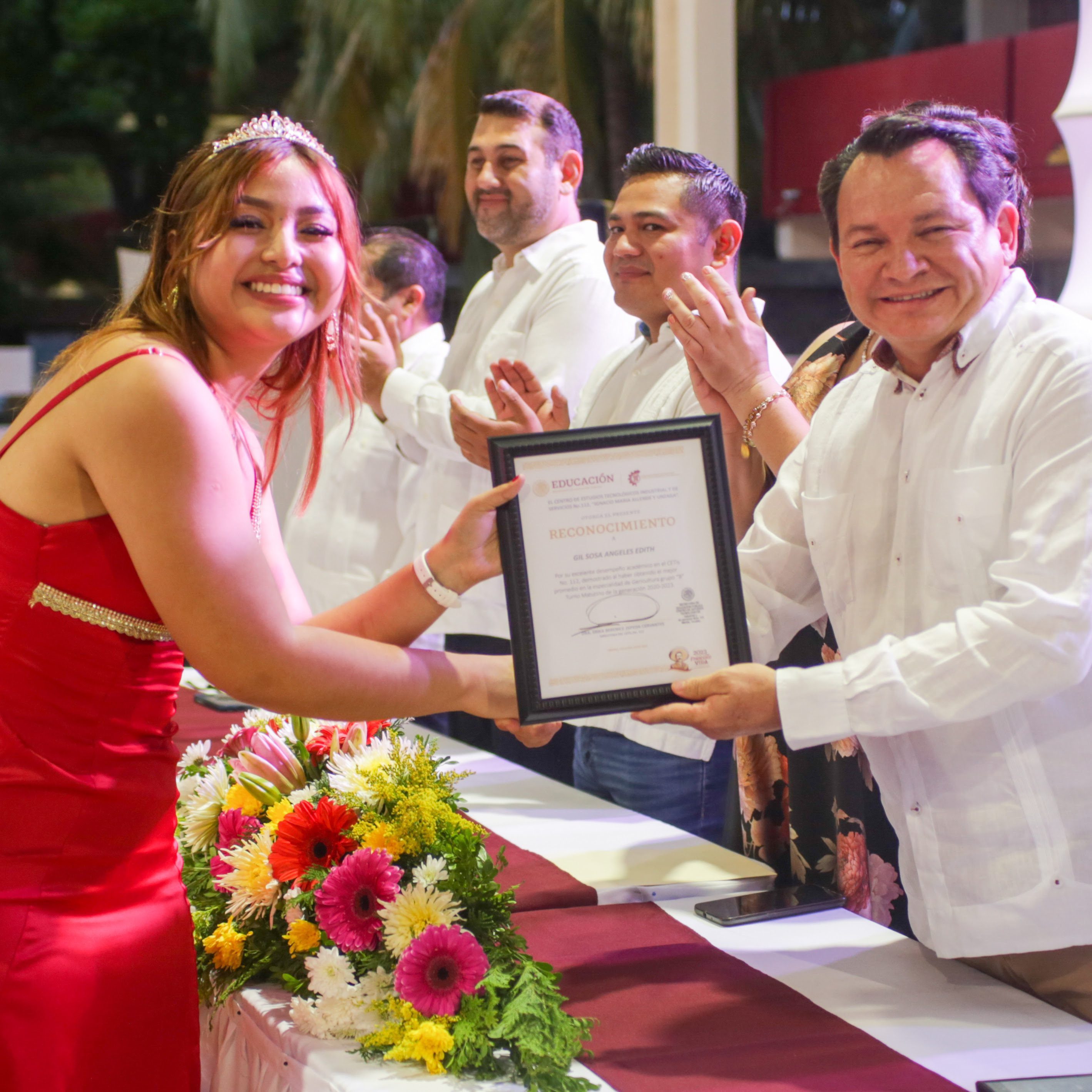 El delegado Joaquín Díaz Mena en Yucatán, acudió a la ceremonia Bachilleres de la generación 2020-2023 del Cetis 112 de Mérida, como su padrino de graduación