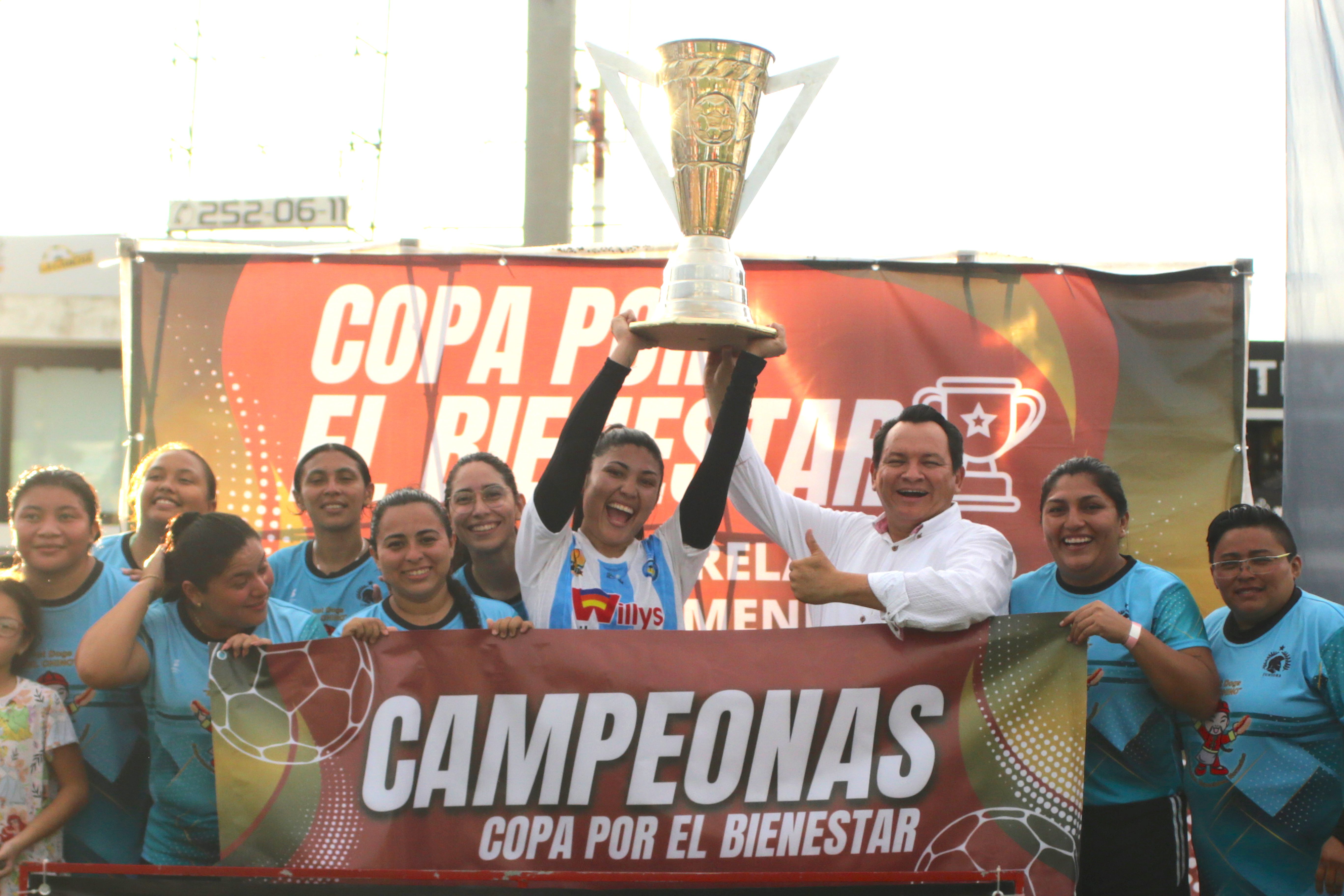 El delegado del Gobierno Federal en Yucatán, Joaquín “Huacho” Díaz Mena, encabezó el inicio del torneo de fútbol femenil “Copa por el Bienestar” en Mérida