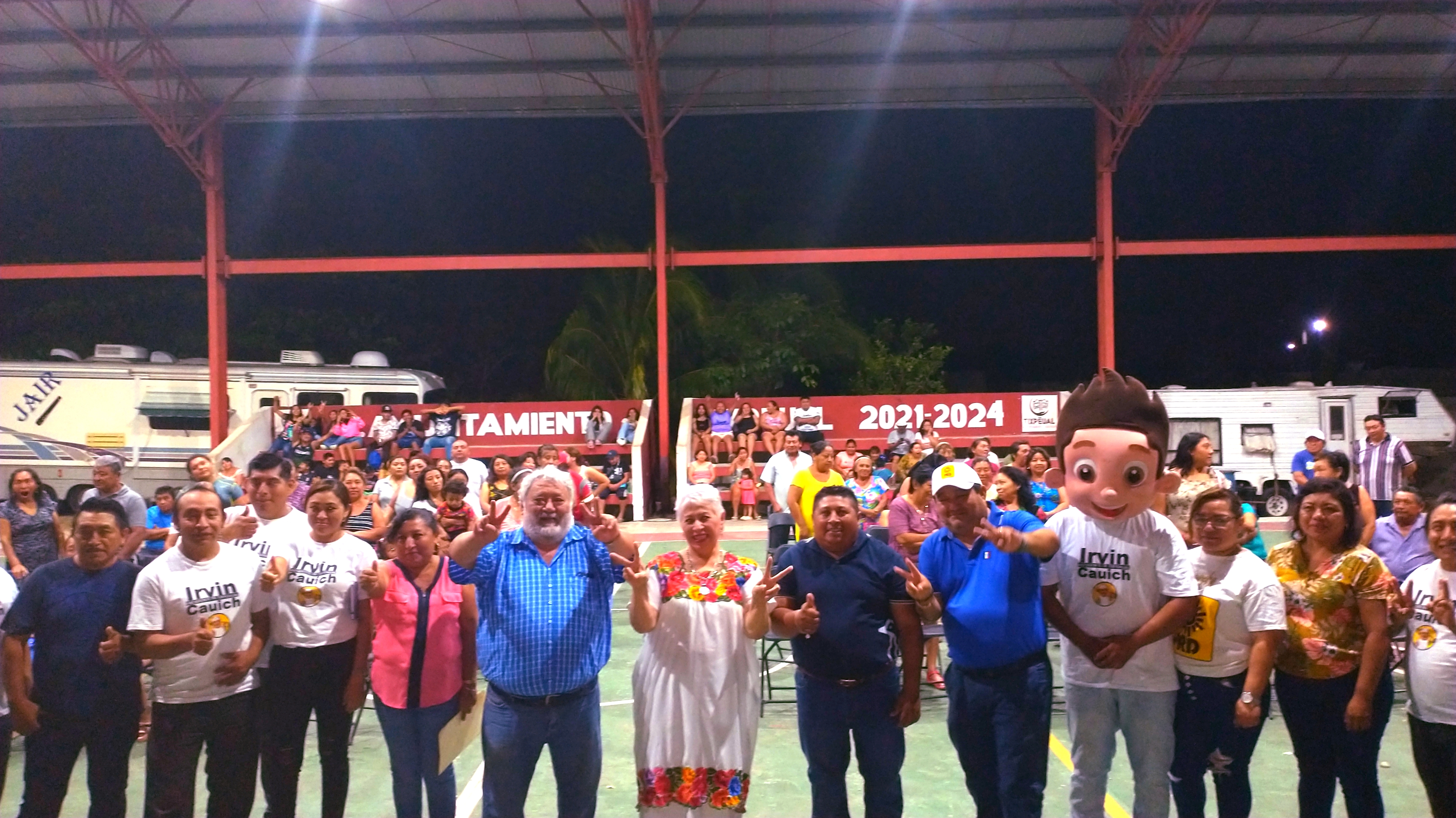 Jasmin López Tina Tuyub, candidata a gobernadora del PRD, visitó el municipio de Tixpehual