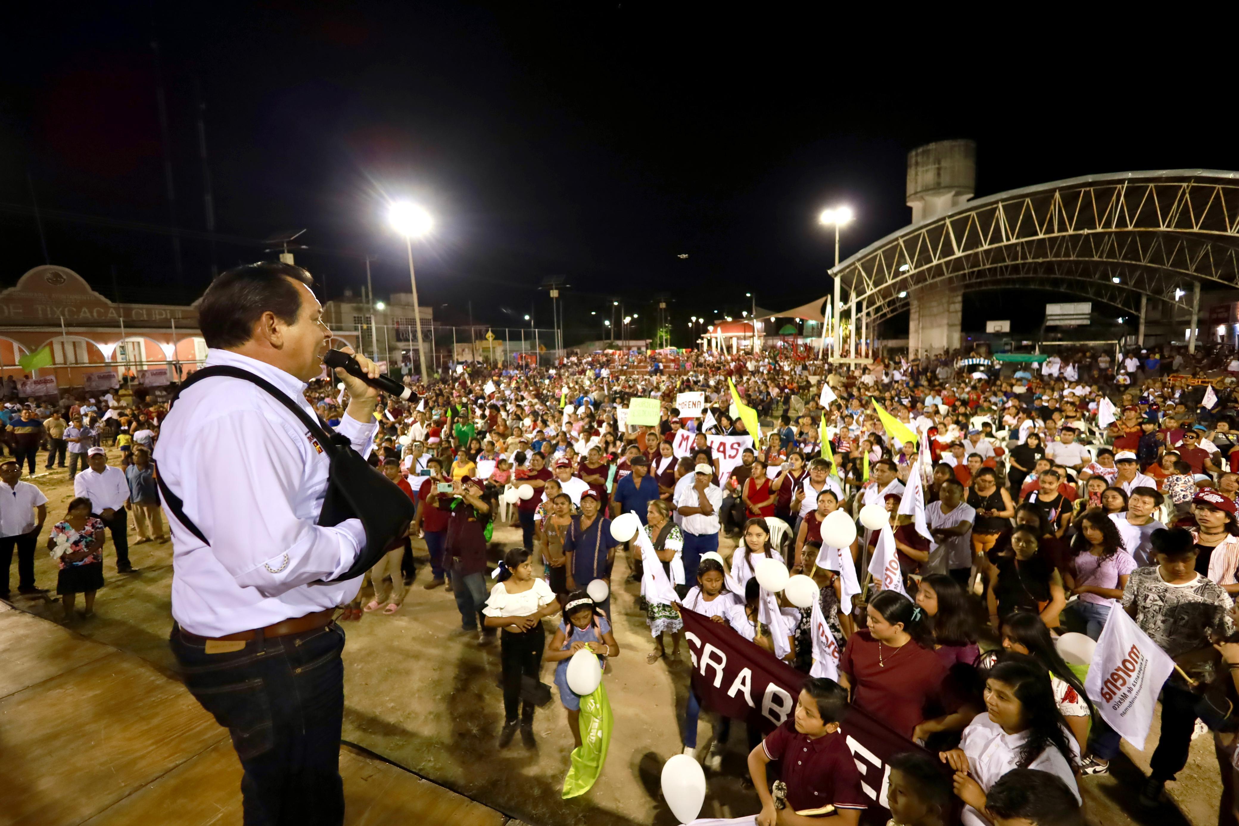 Miles de habitantes del oriente de Yucatán salieron a demostrar su respaldo a Huacho Díaz Mena