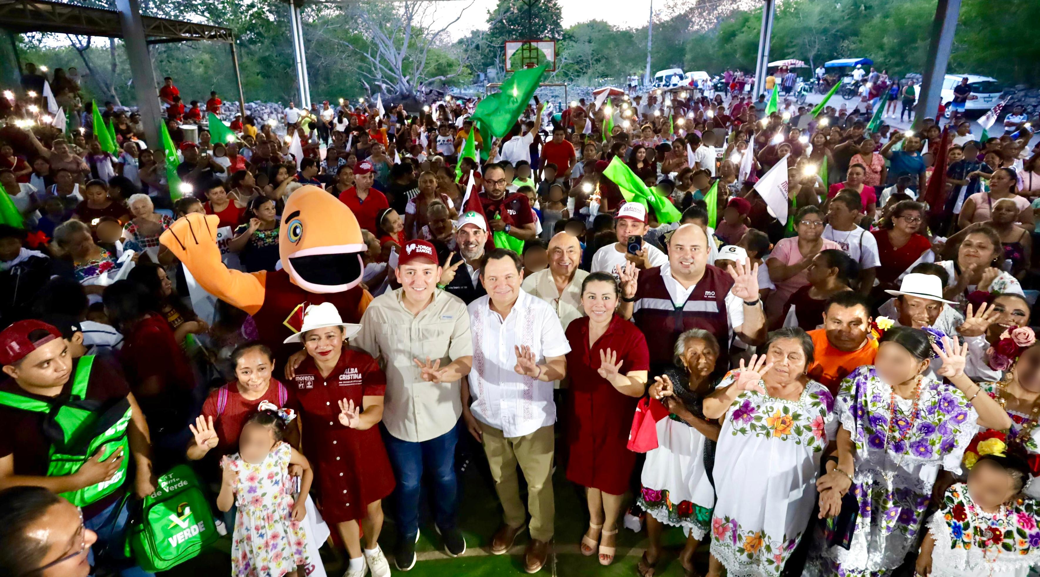 Huacho Díaz Mena refrendó su compromiso a favor de las mujeres jefas de familia, a quienes les prometió su respaldo y compromiso desde el gobierno estatal