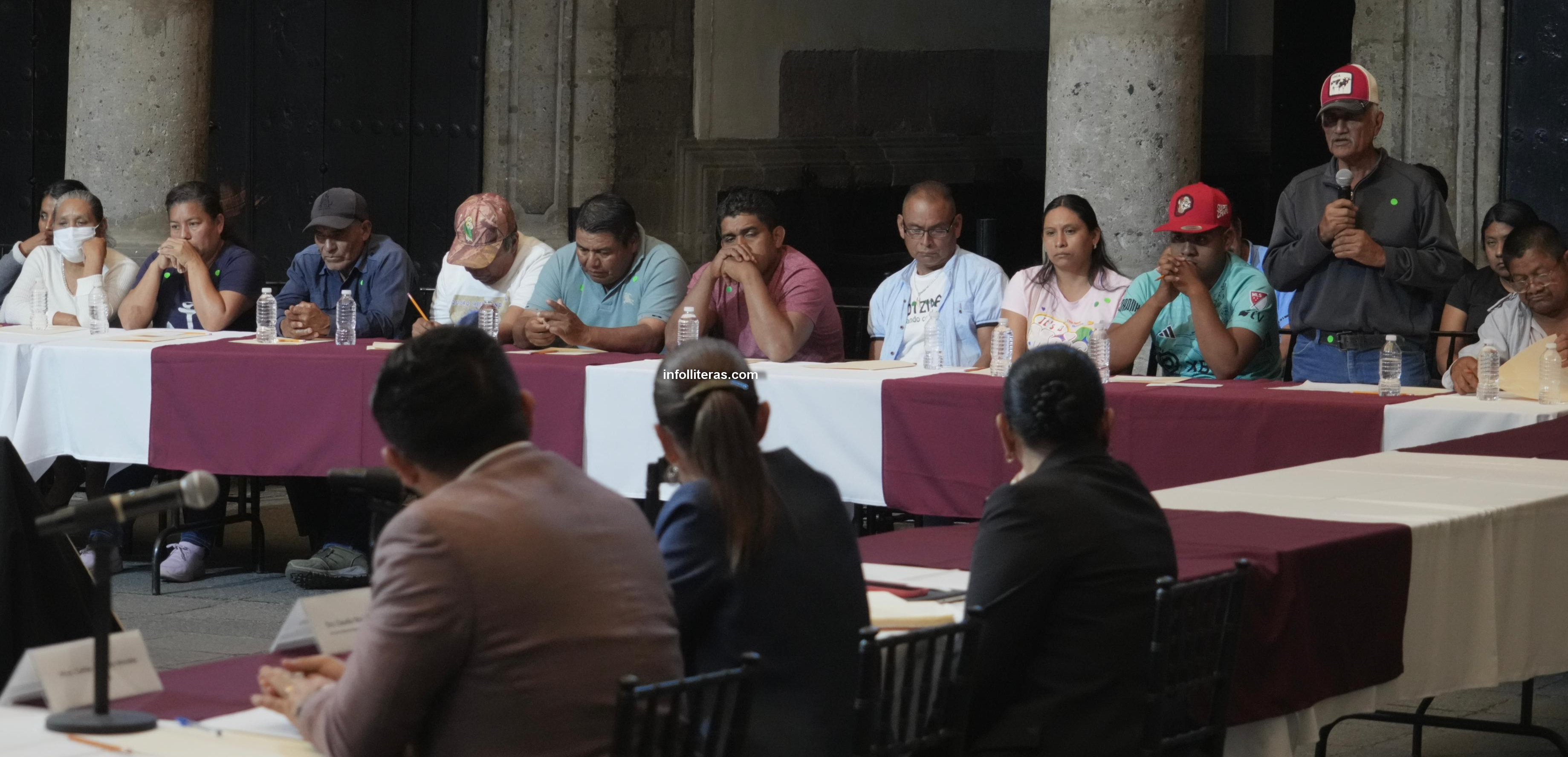 Rostros de desánimo y enojo de los padres de los 43 de Ayotzinapa en reunión con Claudia Sheinbaum, quien prometió “dar seguimiento a la búsqueda de la verdad, la justicia y encontrar a sus hijos”
