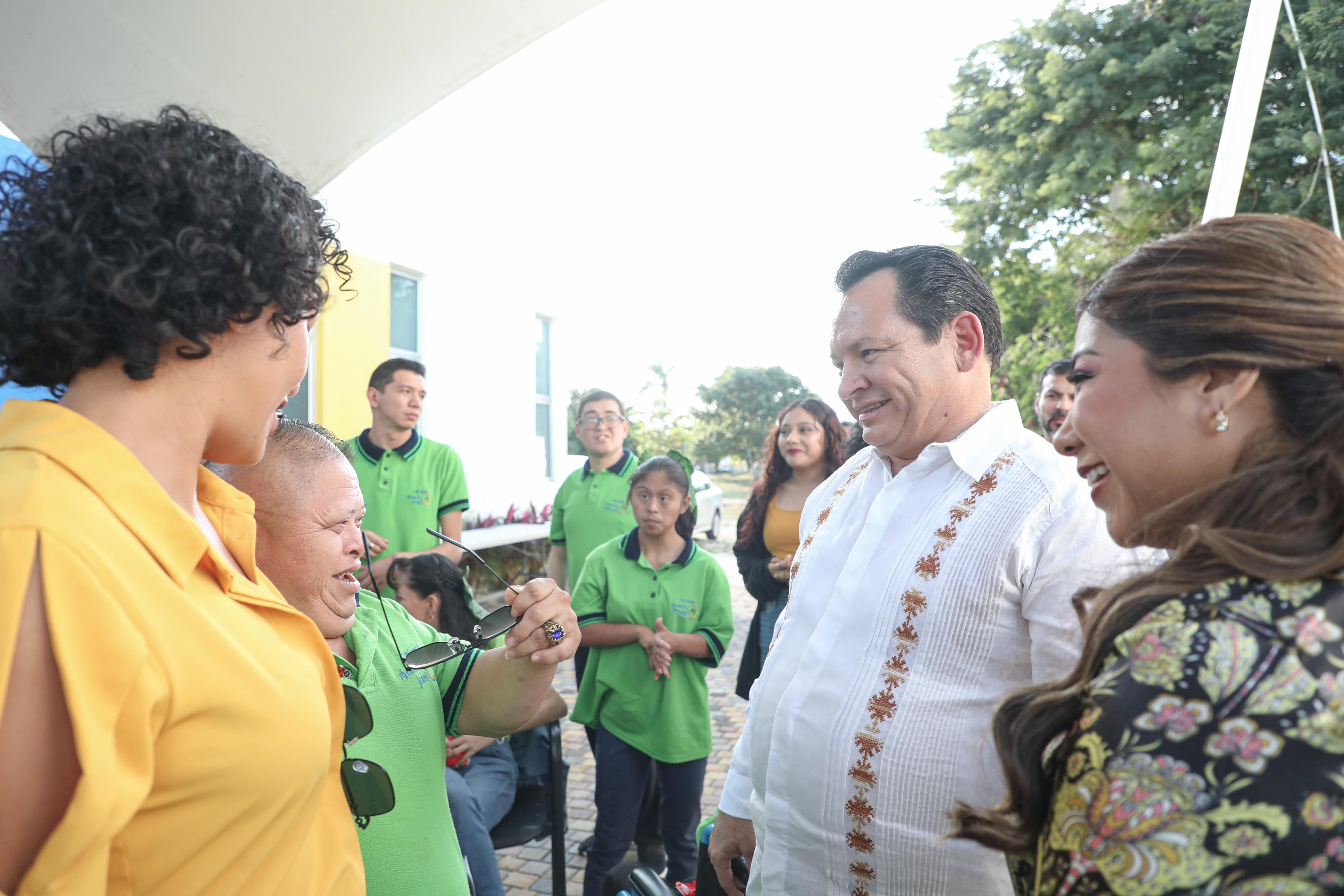 Joaquín Díaz Mena y la presidenta honoraria del DIF Yucatán, Wendy Méndez Naal, visitaron el Club Especial Ayelem