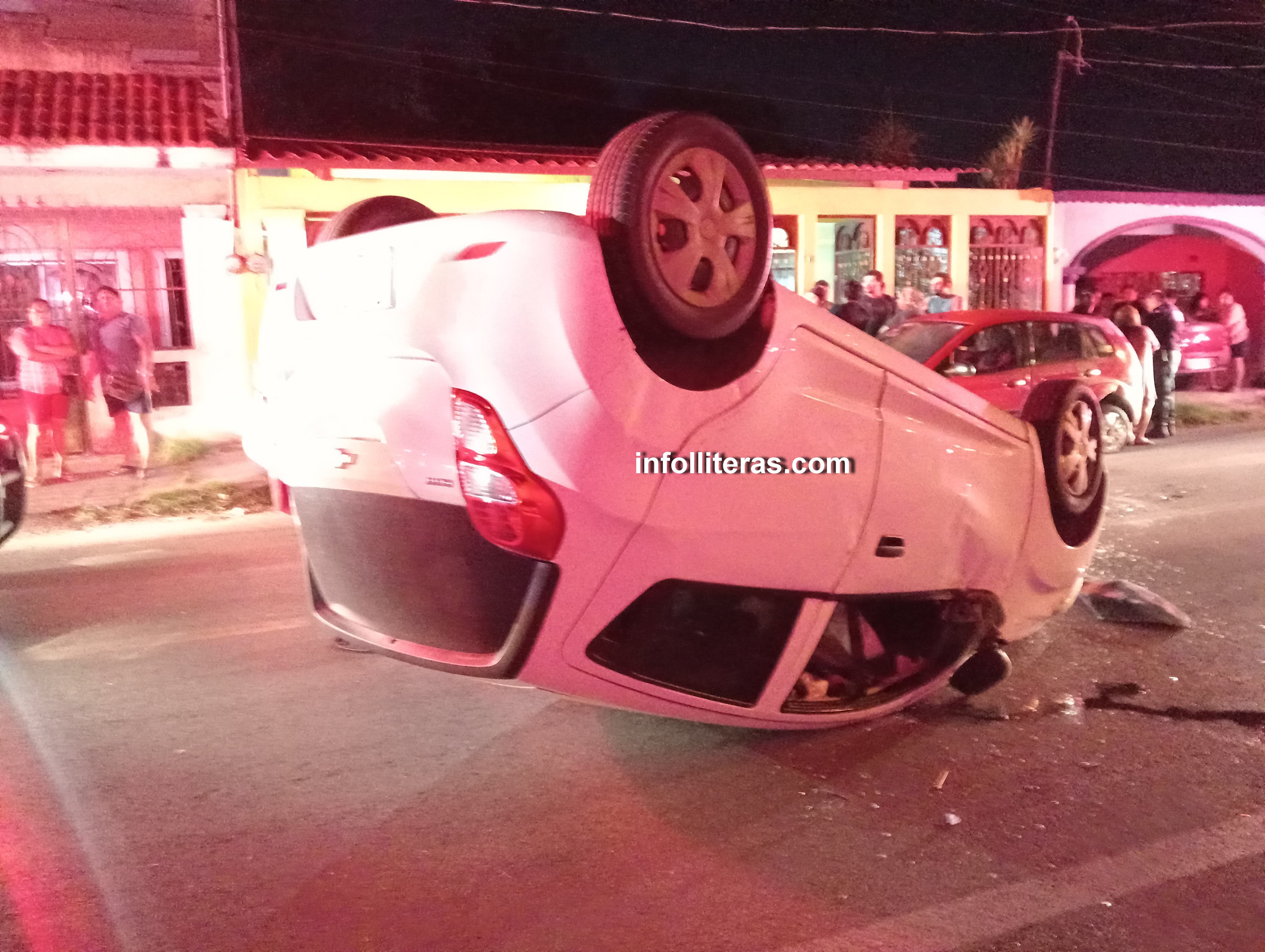 Choca contra varios autos estacionados en la colonia Dolores Otero y terminada volcada en medio de la calle