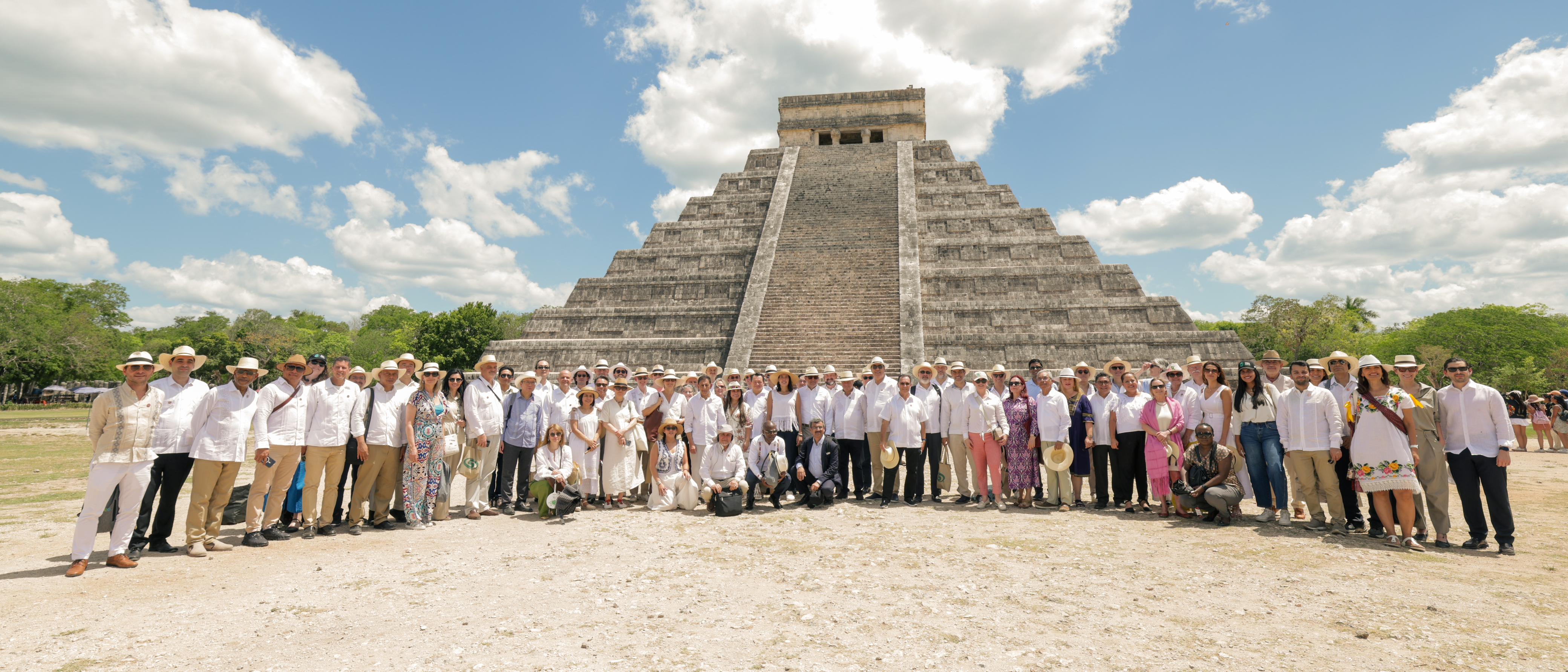 Embajadores y cónsules recorrieron el Museo de Chichén Itzá y la zona arqueológica del mismo nombre, en Yucatán