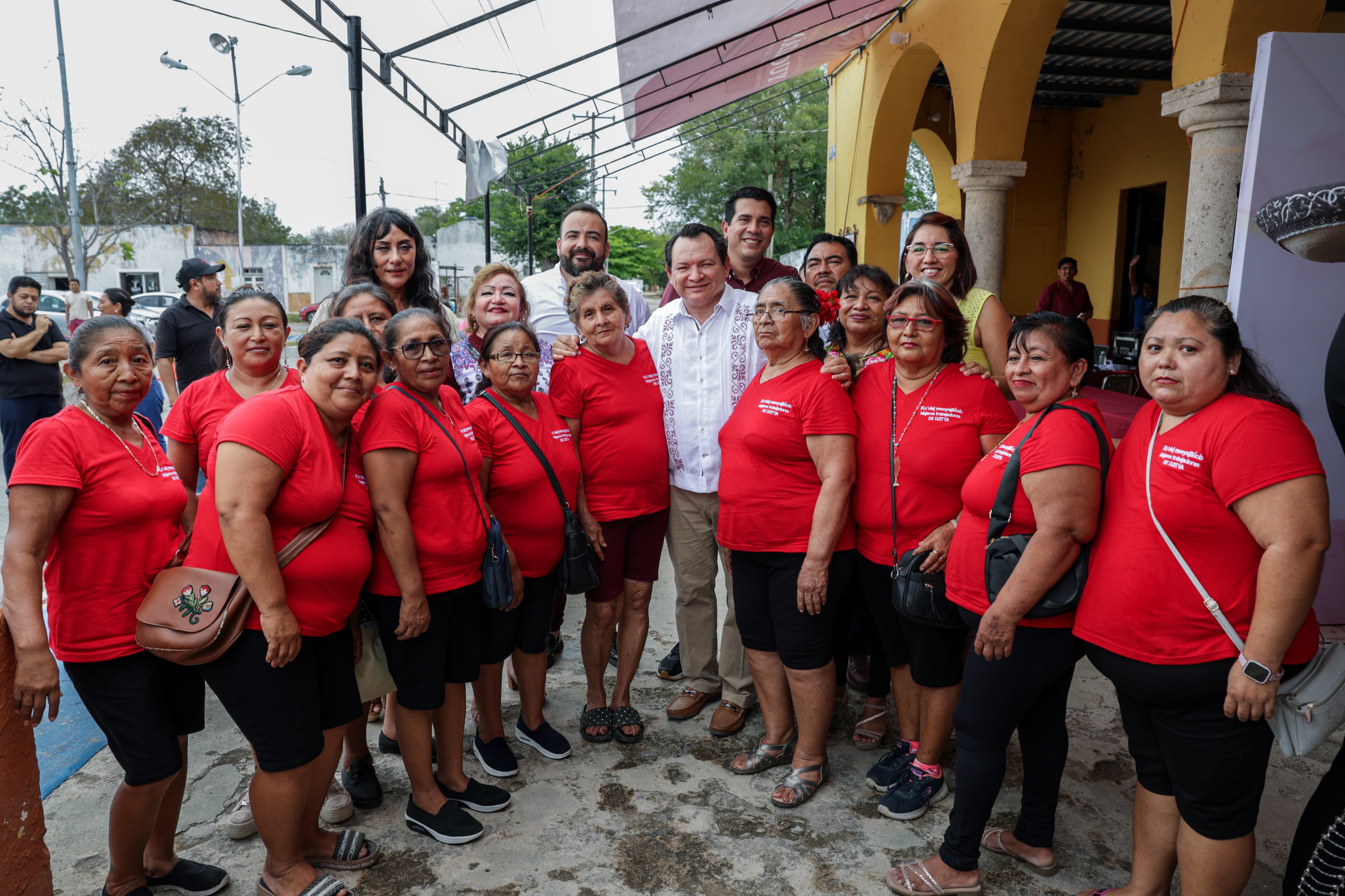 Gobernador Joaquín Díaz Mena celebró el Día de las Madres con las familias de las comisarías meridanas de Dzityá y San José Tzal