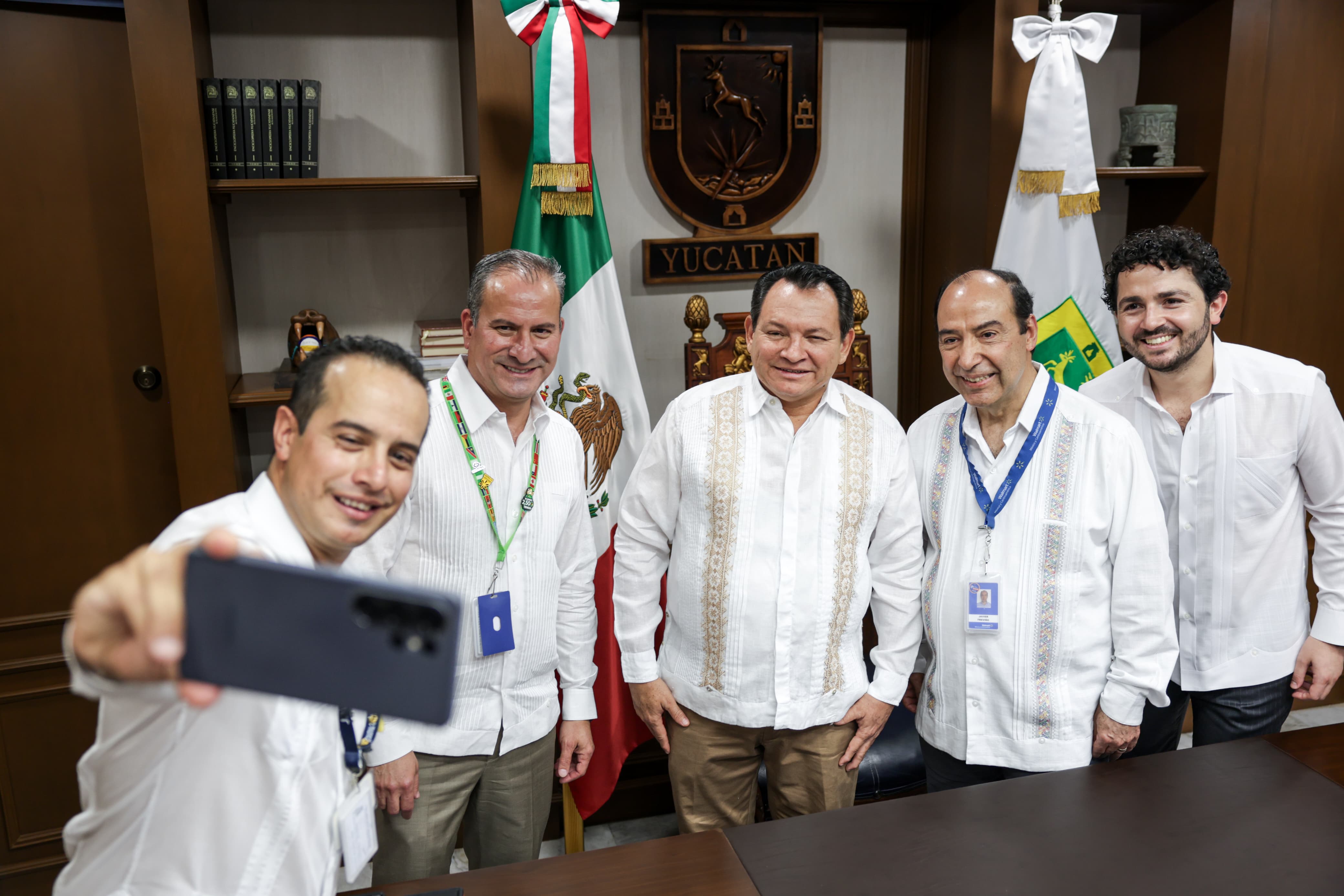 El gobernador Huacho Díaz Mena anunció que Walmart invertirá casi 2,000 millones de pesos en Yucatán
