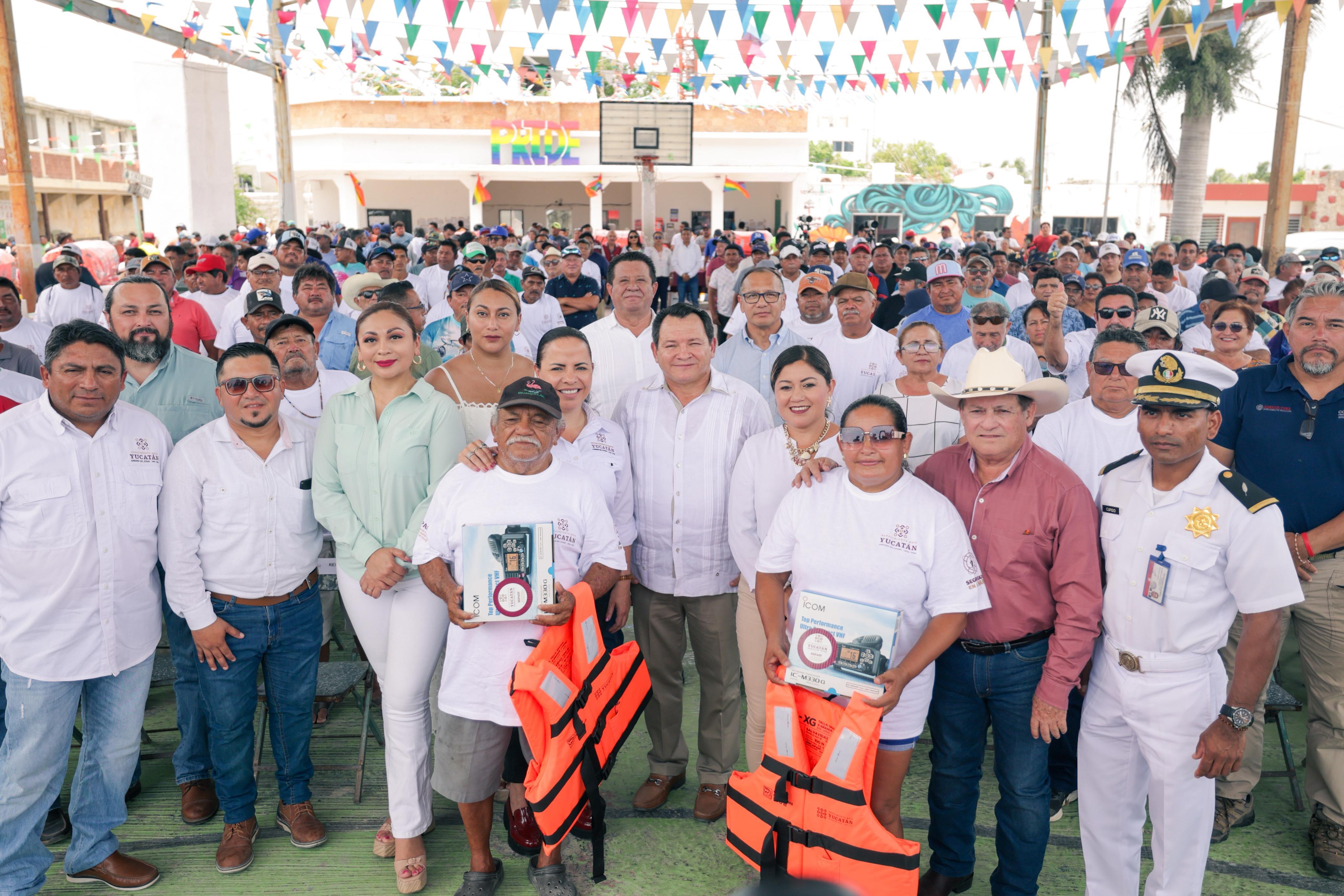 Durante entrega de radios y chalecos a pescadores, el gobernador HDM dijo que reforzará promoción turística de Río Lagartos, Las Coloradas, San Felipe y El Cuyo
