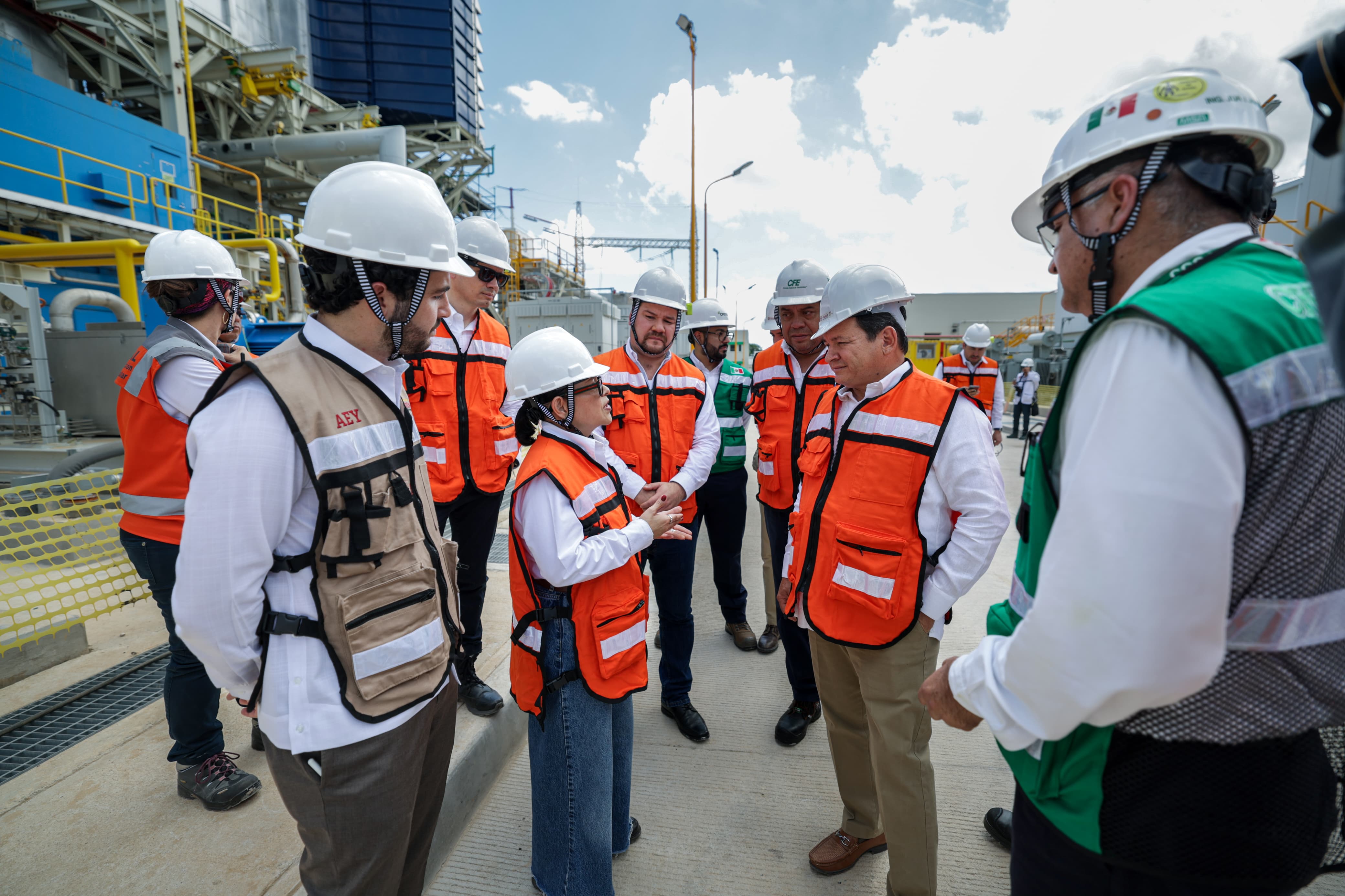 Tras supervisión de la planta de la CFE Mérida IV, hubo reunión con empresarios: entrará en funciones en el presente año, se asegura / Por el momento no habrá reducción de tarifas