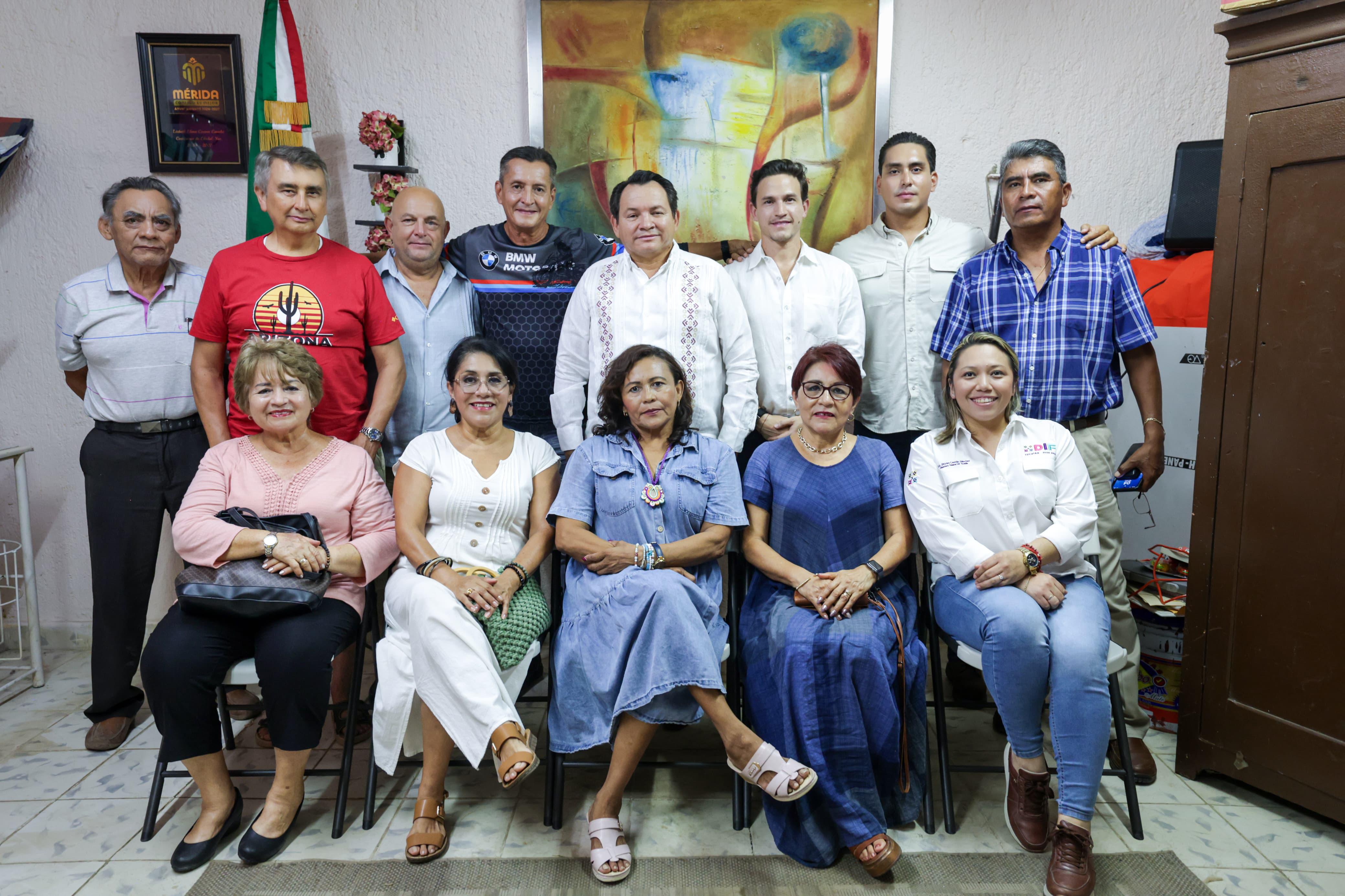 Gobernador Huacho Díaz Mena acudió sorpresivamente a la comisaría de Cholul, para anunciarles a los vecinos que la calera ubicada en la carretera a dicha población será cerrada de forma definitiva