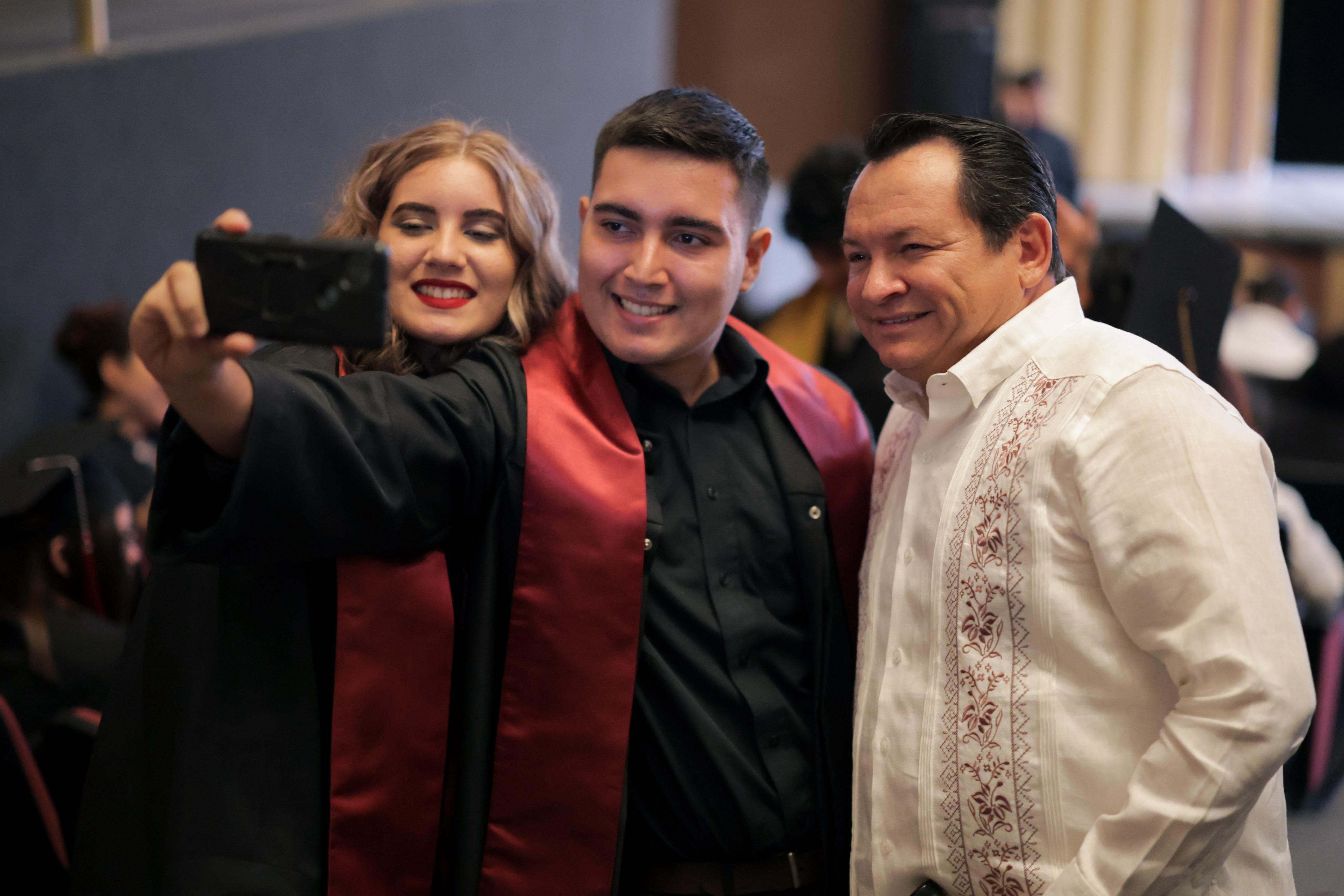 400 alumnas y alumnos de la generación 2022-2025 del Centro de Bachillerato Tecnológico Industrial y de Servicios (Cbtis) No. 120 concluyeron su formación