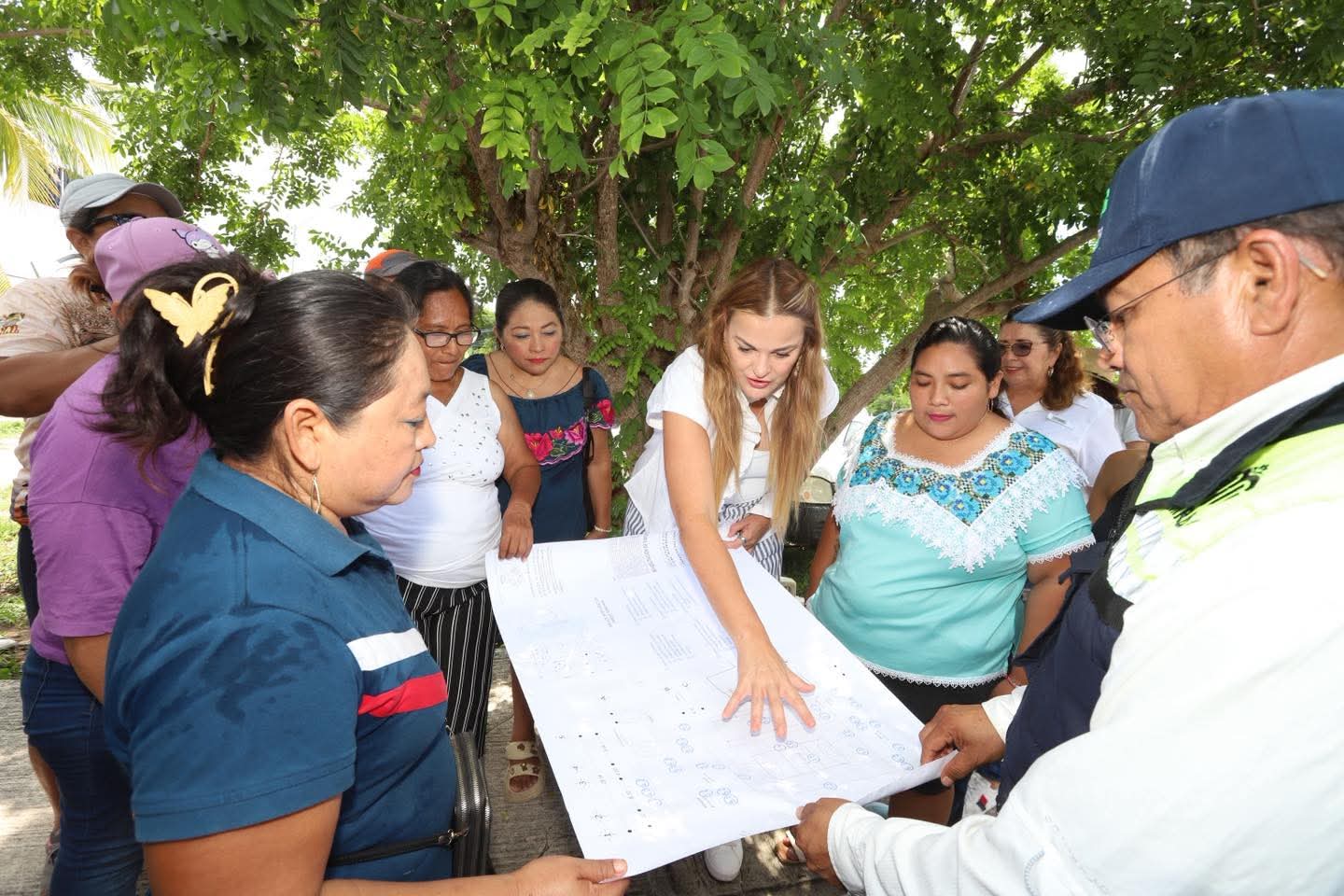 La presidenta municipal Cecilia Patrón Laviada anunció la rehabilitación de la cancha de usos múltiples de Komchén, comisaría de Mérida