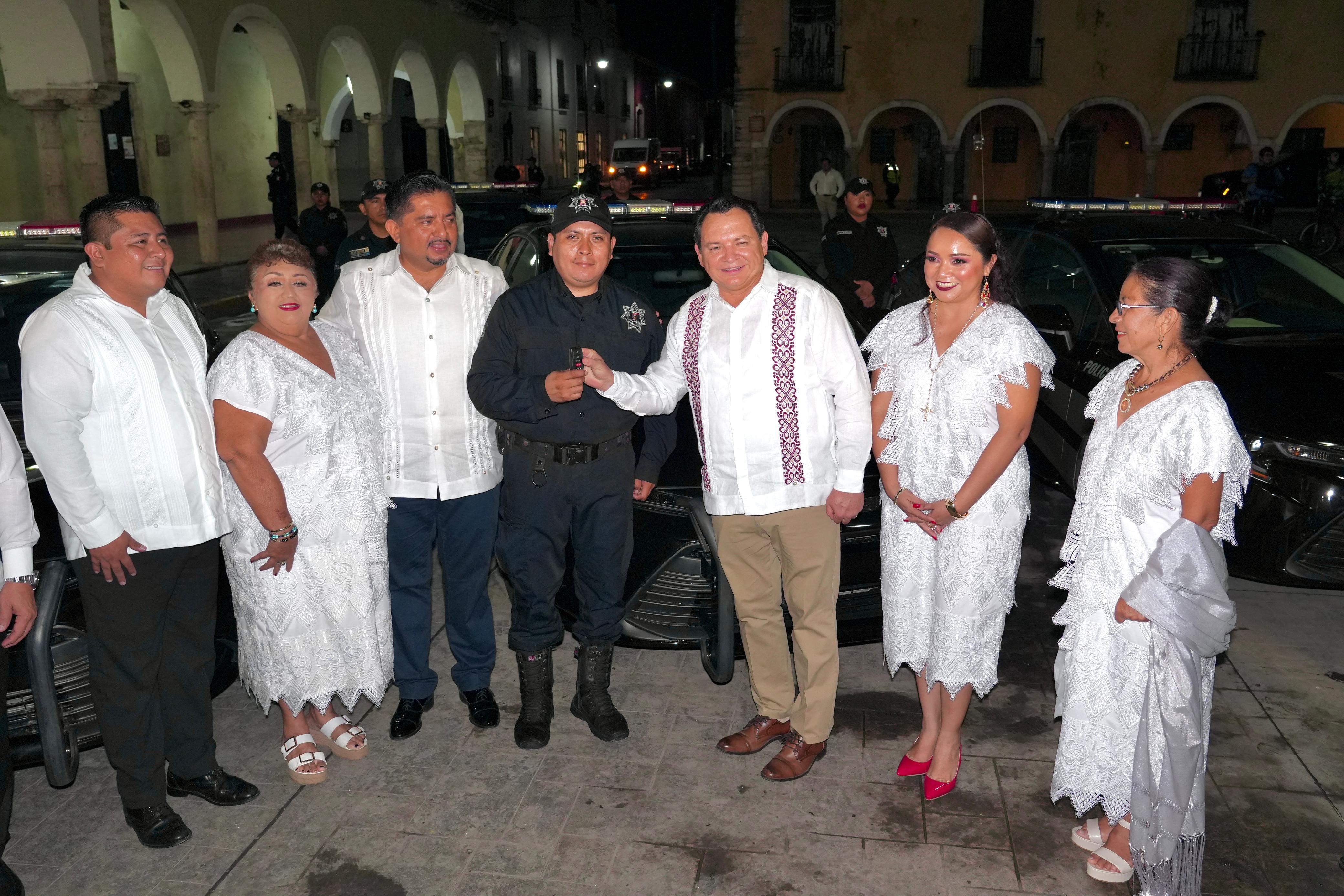 Gobernador Joaquín Díaz Mena encabezó la entrega de 10 patrullas y 20 motocicletas al parque vehicular de la Policía Municipal de Valladolid
