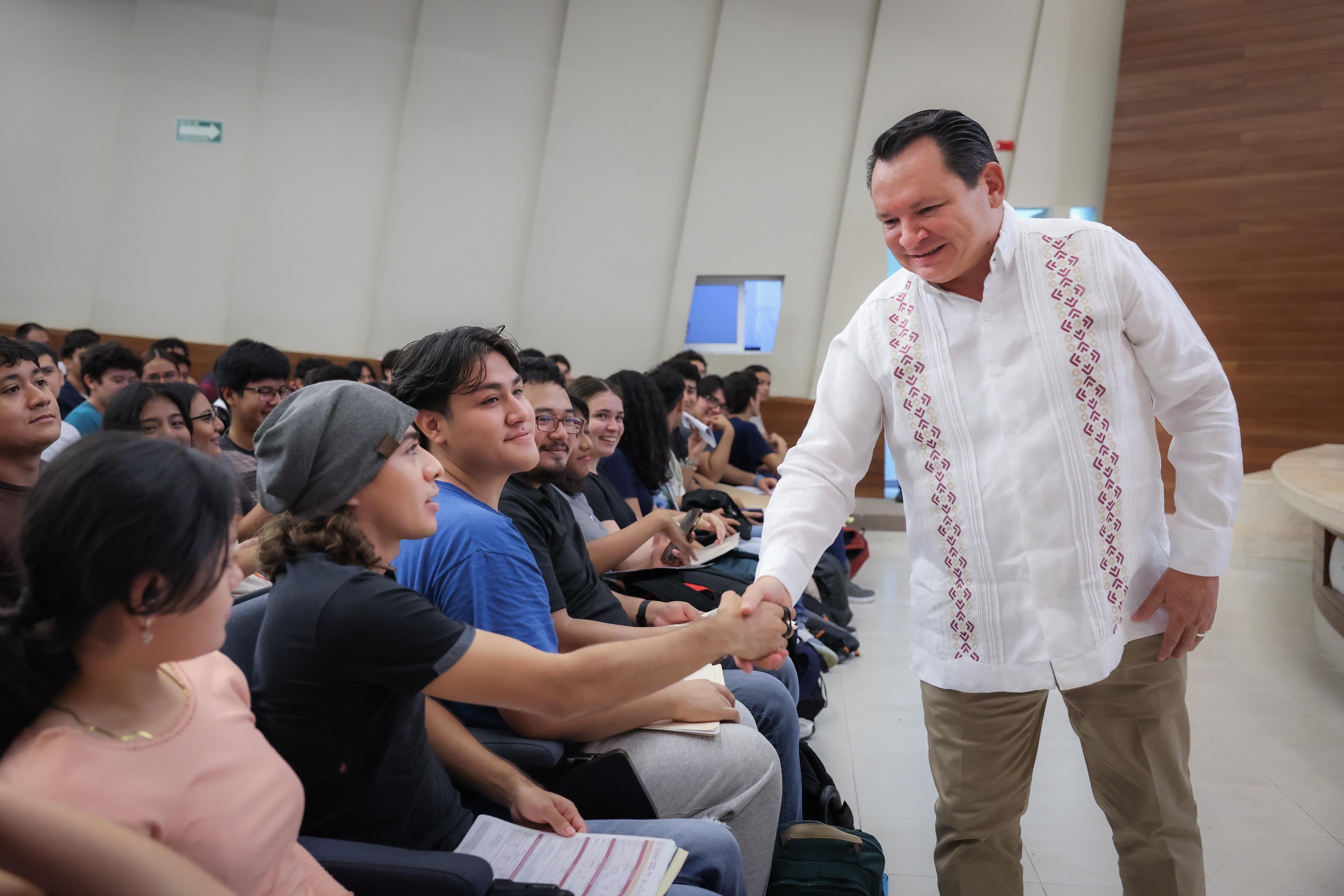 El gobernador Joaquín Díaz Mena visitó la Facultad de Ingeniería de la Universidad Autónoma de Yucatán / Entregan “becas”
