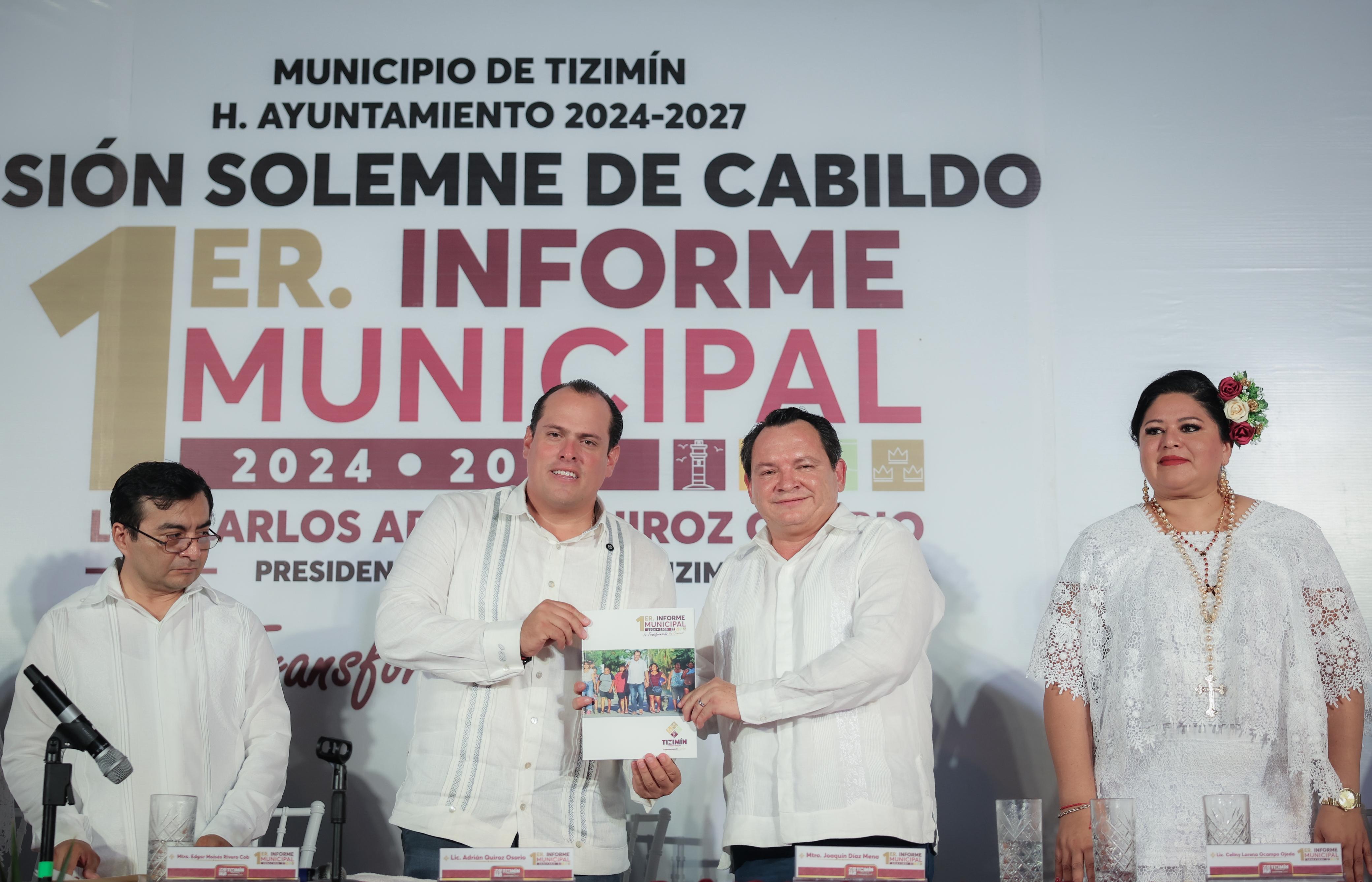 Gobernador acudió a Primer Informe de alcalde de Tizimín / En breve se llevará a cabo el equipamiento del centro de cómputo, dijo