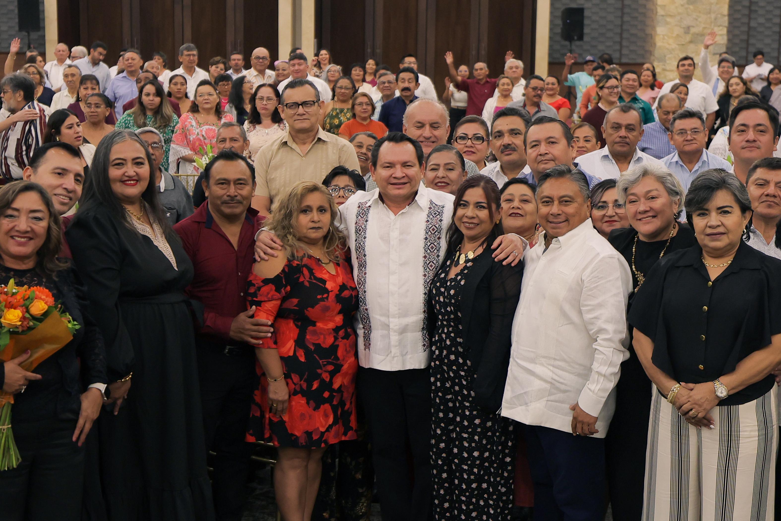 El Gobierno de Yucatán aumenta aguinaldo a docentes de nivel medio superior / Dos días adicionales de aguinaldo para docentes y personal educativo de nivel medio superior