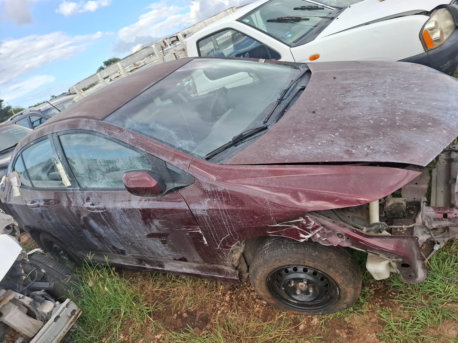 Encuentran desvalijado, en muy malas condiciones, auto robado a abogado en Cielo Alto, Kanasín / Semanas después del reporte de robo / Venta de auto partes y drogas