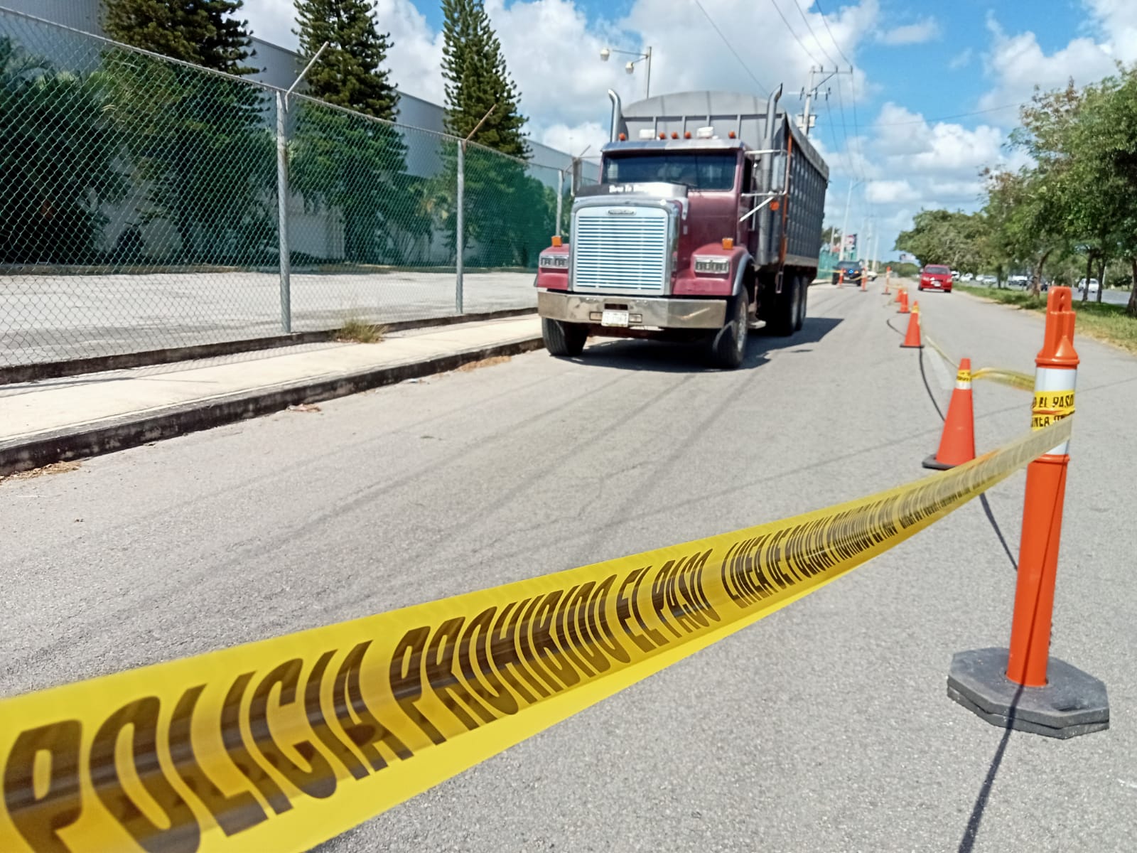 Murió una mujer: Una pareja que transitaba sobre la carretera a Motul al llegar al entronque con el periférico fue atropellada por un camión de volteo