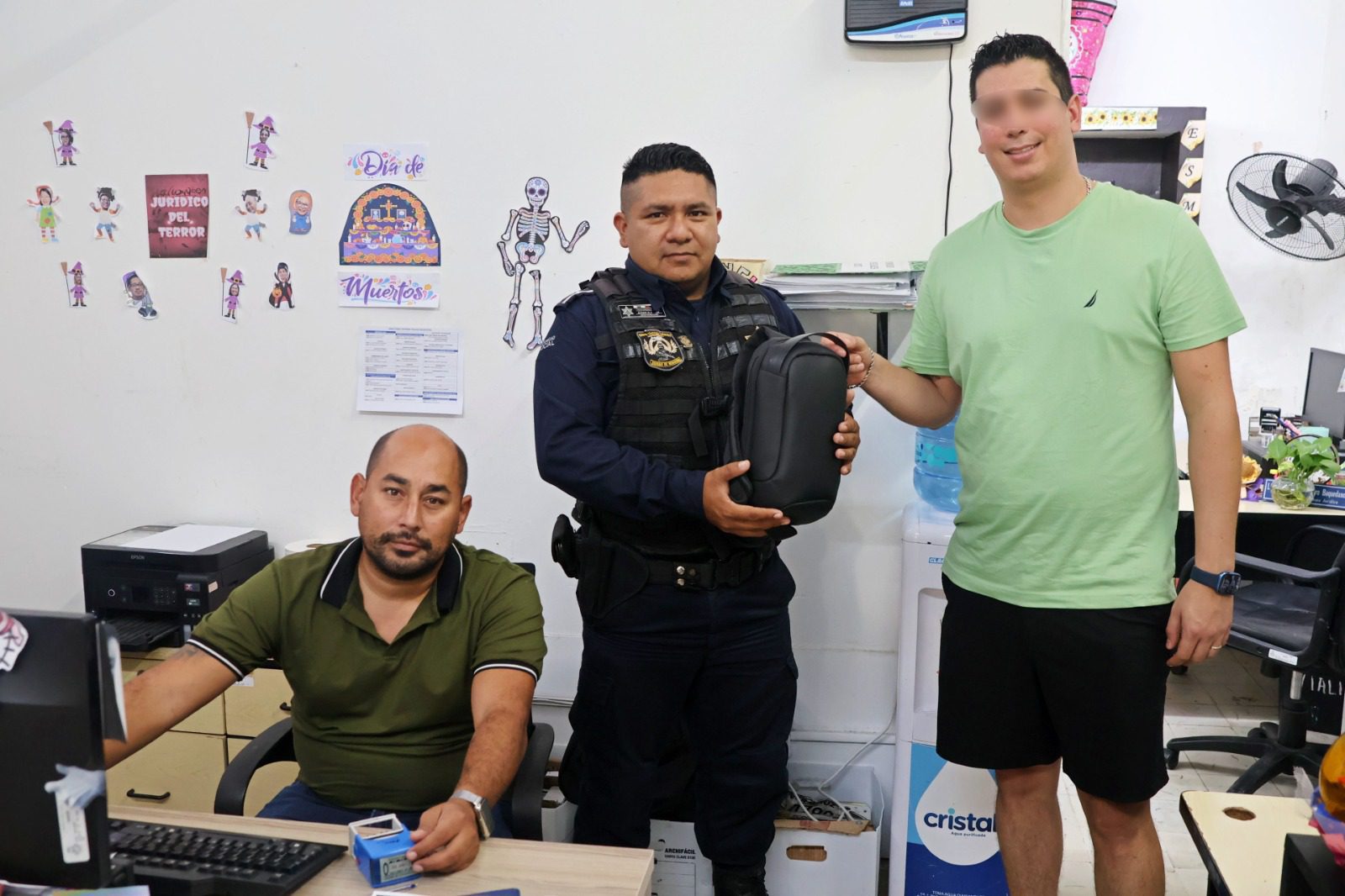 Recupera mochila con pertenencias que perdió en el centro de Mérida gracias a la policía municipal