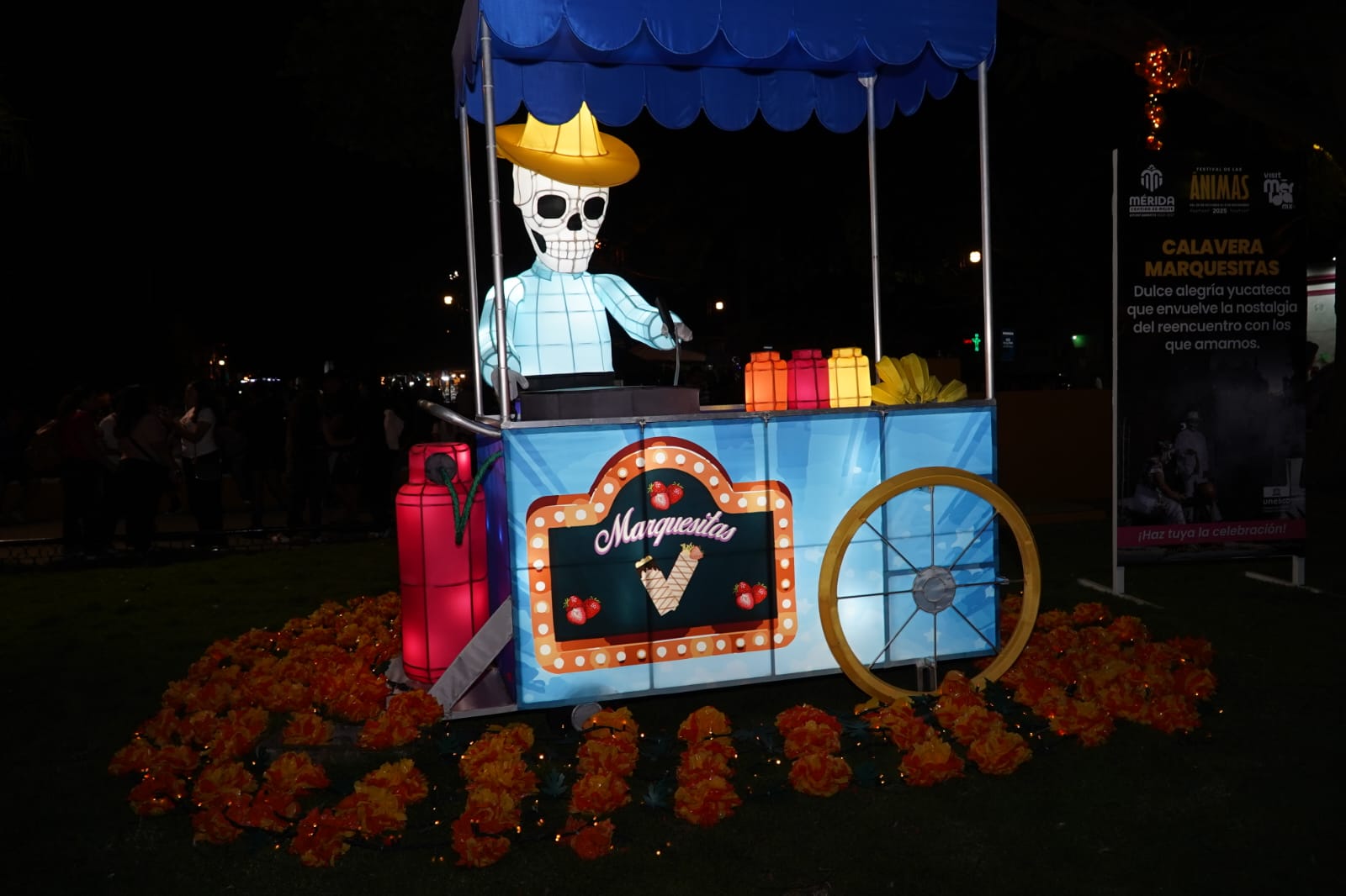 Cecilia Patrón Laviada, inauguró el Festival de las Ánimas 2025, con la iluminación de figuras monumentales que conmemoran la vida y la muerte instaladas en el Parque de San Juan