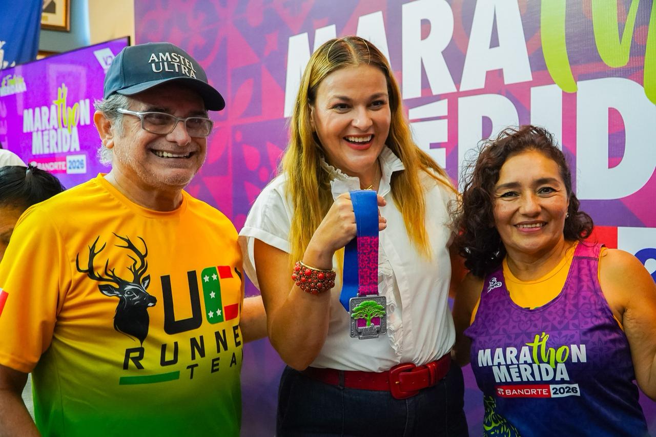 Alcaldesa Cecilia Patrón presentó la playera, medalla y ruta del “Marat’hon Mérida-Banorte 2026”