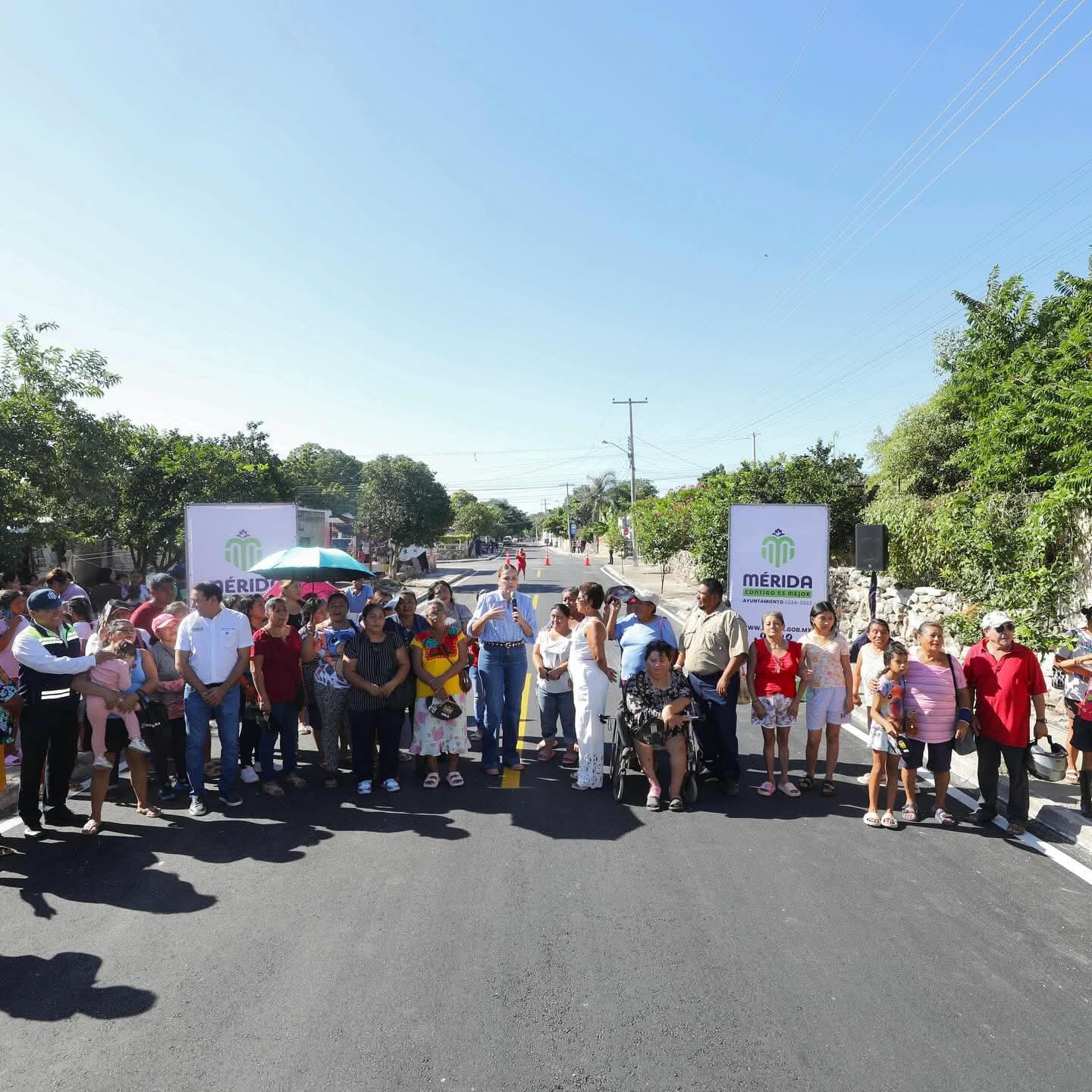 La presidenta municipal Cecilia Patrón Laviada entregó la repavimentación de ocho tramos de vialidades en San José Tecoh, Zazil-Ha, Valle Dorado y Cinco Colonias
