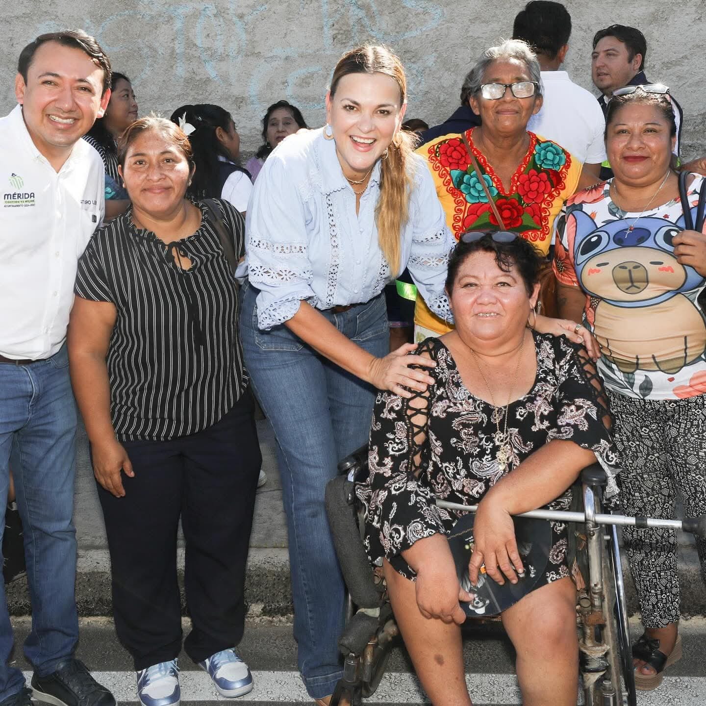 La presidenta municipal Cecilia Patrón Laviada entregó la repavimentación de ocho tramos de vialidades en San José Tecoh, Zazil-Ha, Valle Dorado y Cinco Colonias