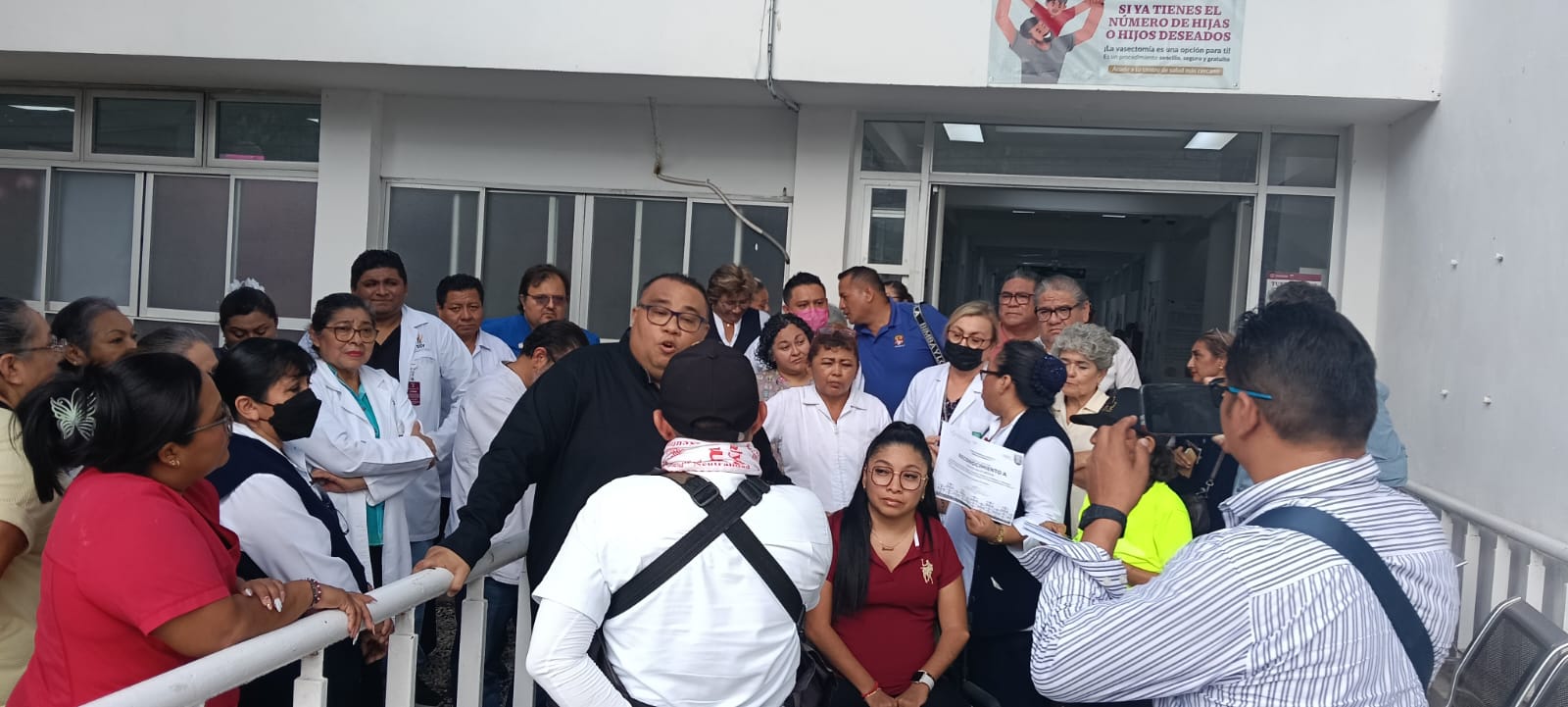 Trabajadores del Centro de Salud Urbano de Mérida Yucatán volvieron a manifestarse ante la persistencia de irregularidades graves, dicen