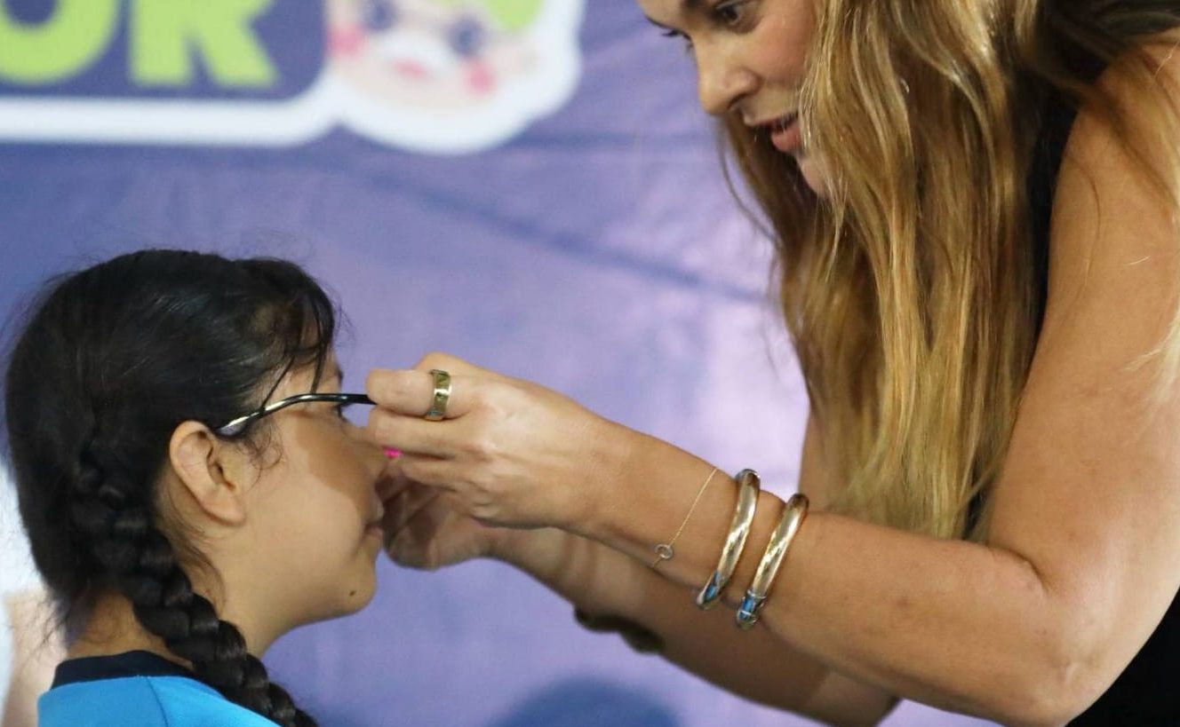 La presidenta municipal Cecilia Patrón Laviada entregó lentes gratuitos del programa Ver Mejor en tu Regreso a Clases a estudiantes de educación básica