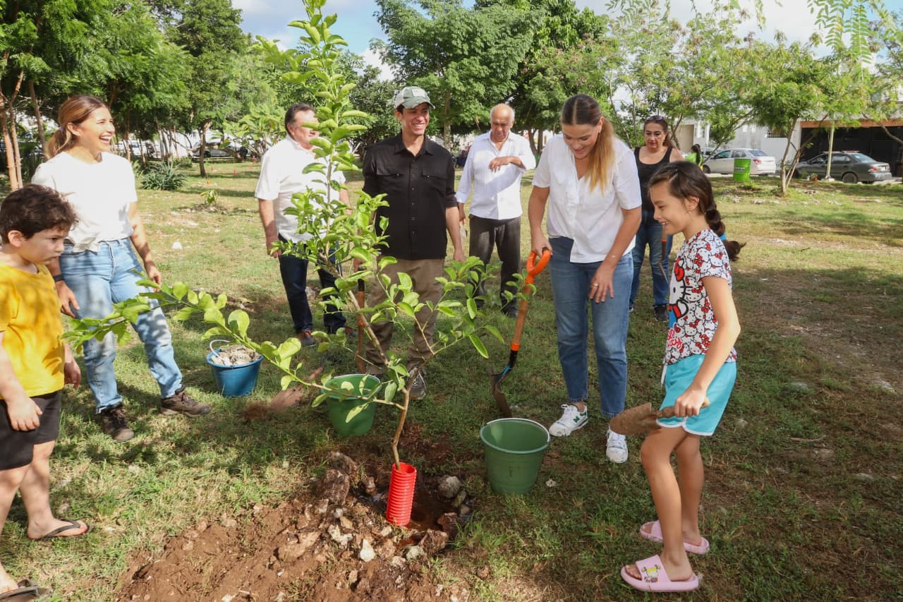 La presidenta municipal Cecilia Patrón Laviada tuvo una jornada de reforestación en el Fraccionamiento Las Américas