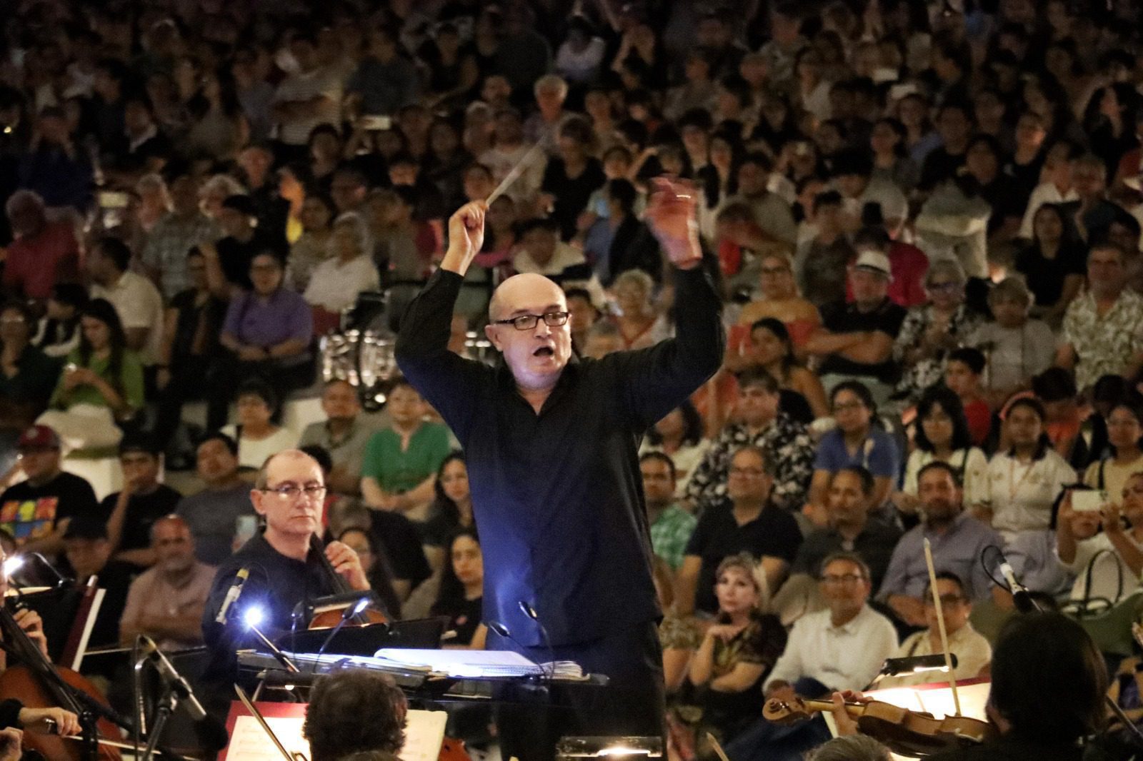 El anfiteatro del Gran Parque de La Plancha reunió a más de 7,500 asistentes en el “homenaje a Los Beatles” que, con entrada libre, ofreció anoche la Orquesta Sinfónica de Yucatán